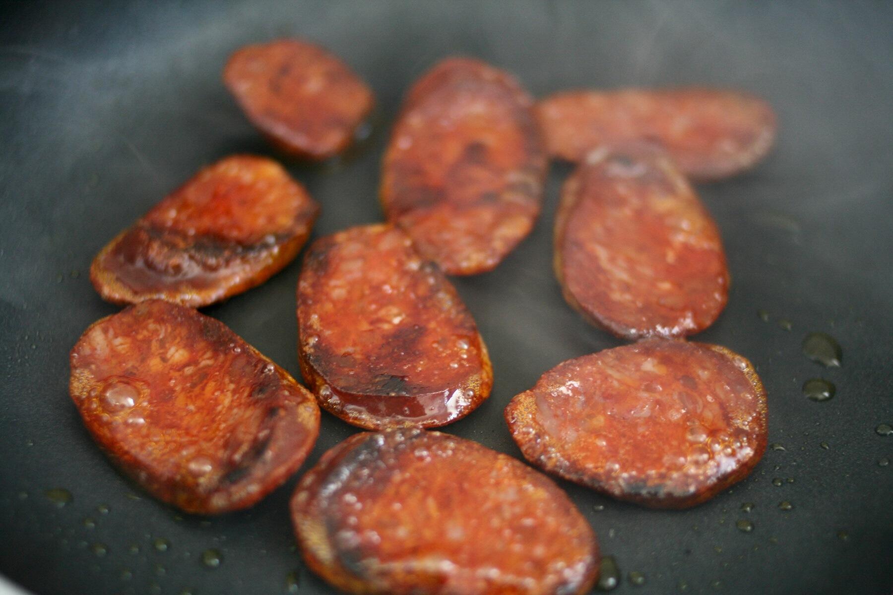 チョリソを焼く