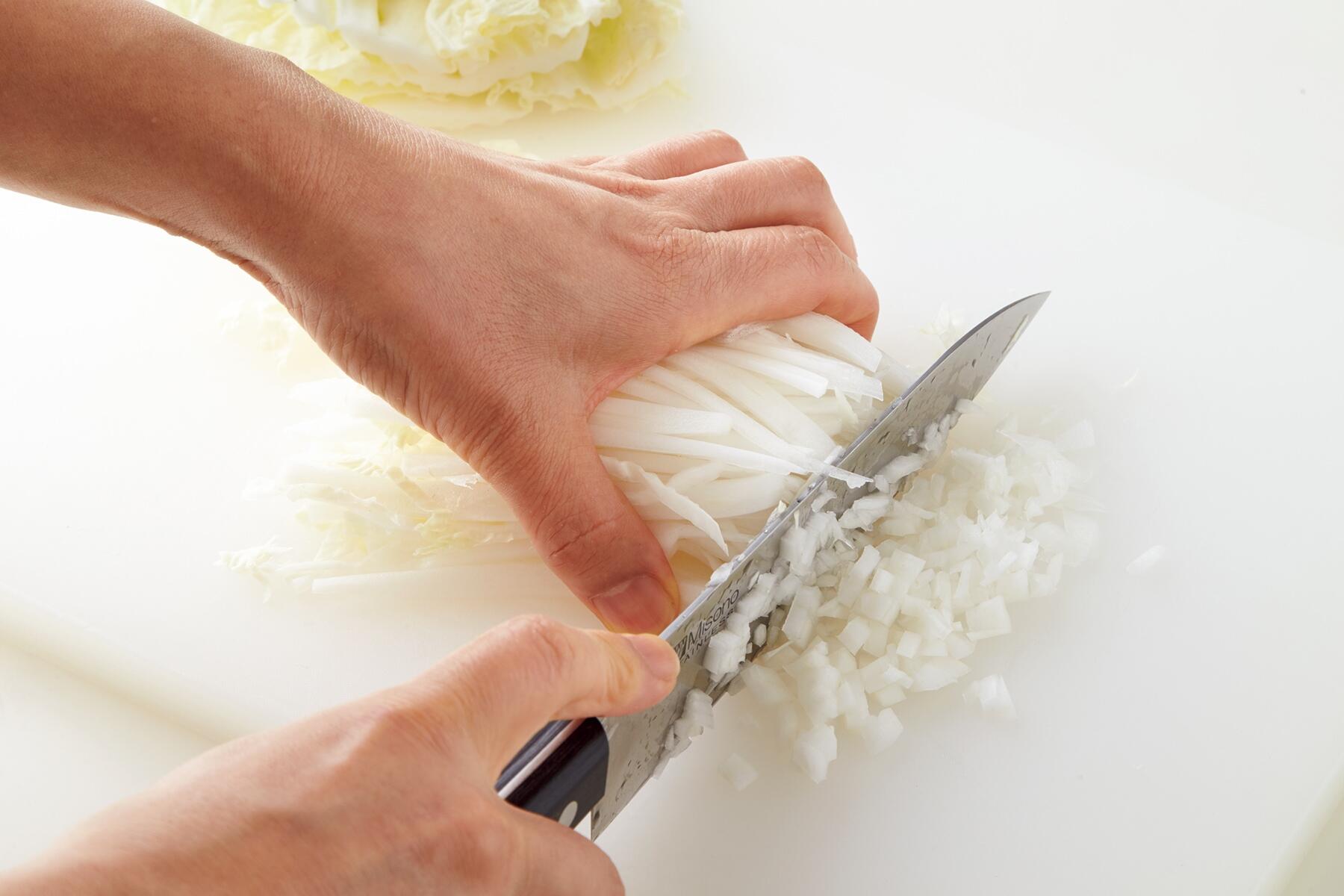 白菜をカットする