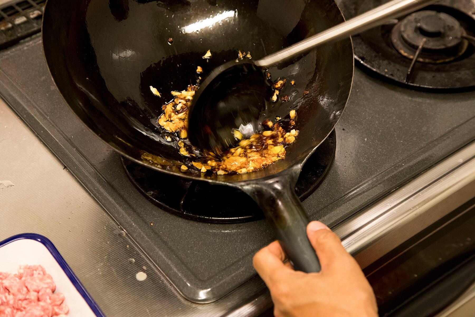 調味料を炒め始める