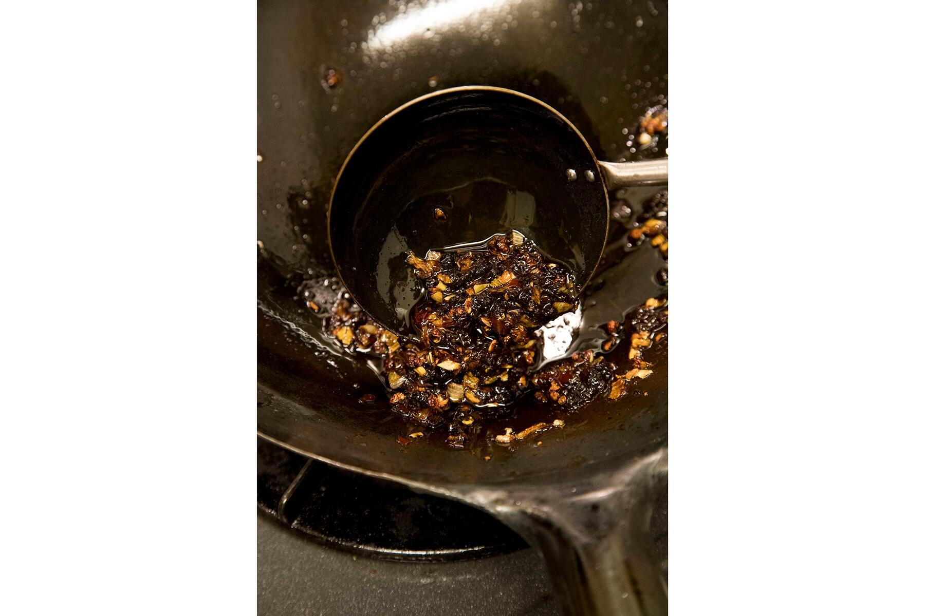 調味料を炒め始める