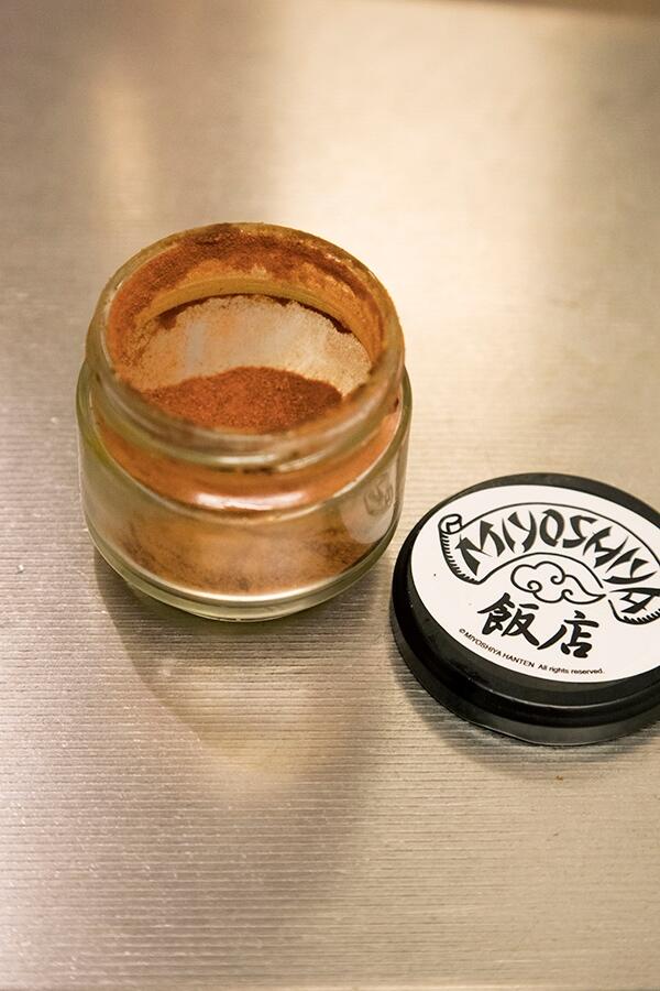 120㏄のお湯に鶏ガラスープ大さじ1を溶かし、鍋肌からそっと加えて、味がなじむまで鍋を沸かす。辛いものが好きな人は、ここでさらに激辛一味を少量加えてもよい(伊藤さんはAmazonで大量購入して小瓶に分け、耳かき1杯加えている)。