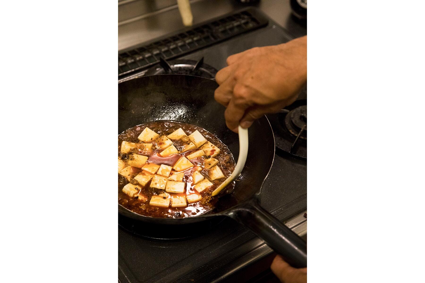 豆腐に火を入れながら仕上げる