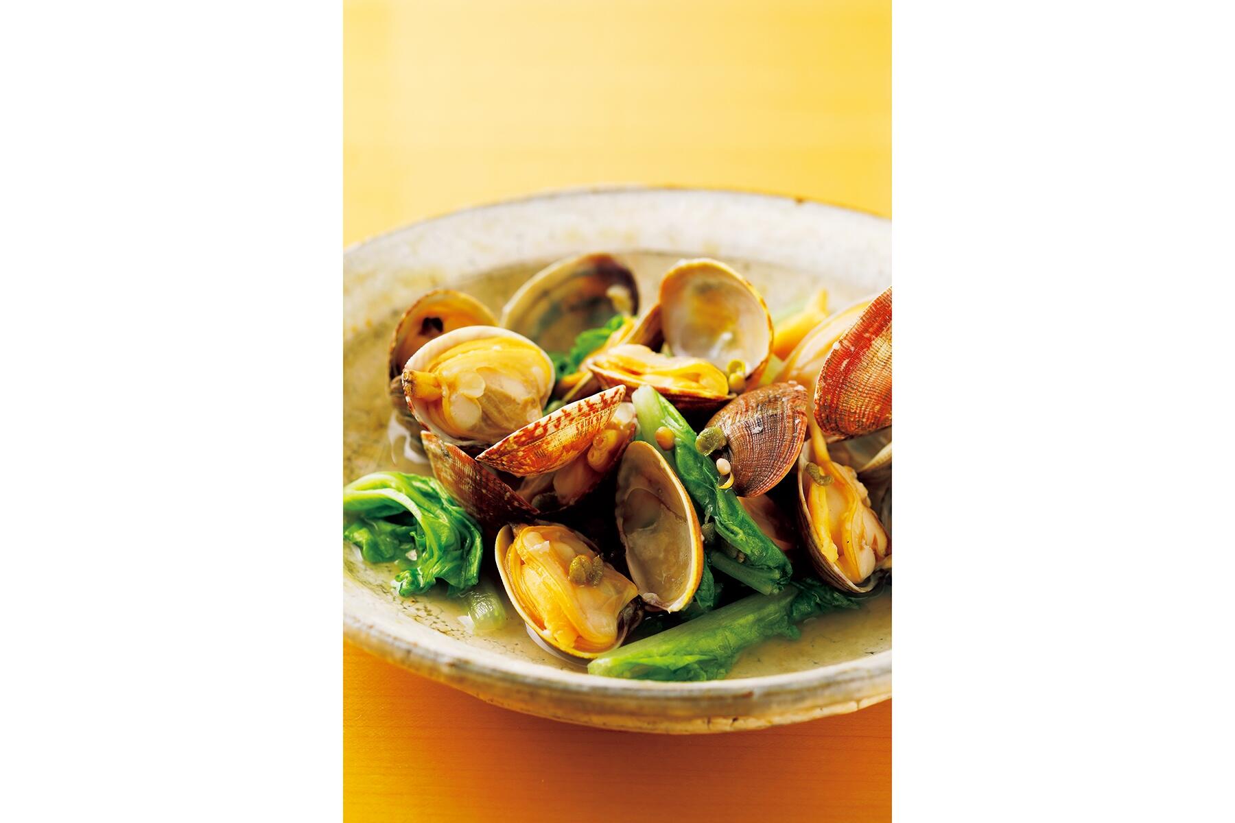 程よく辛味が効いた“アサリと山東菜の酒蒸し”