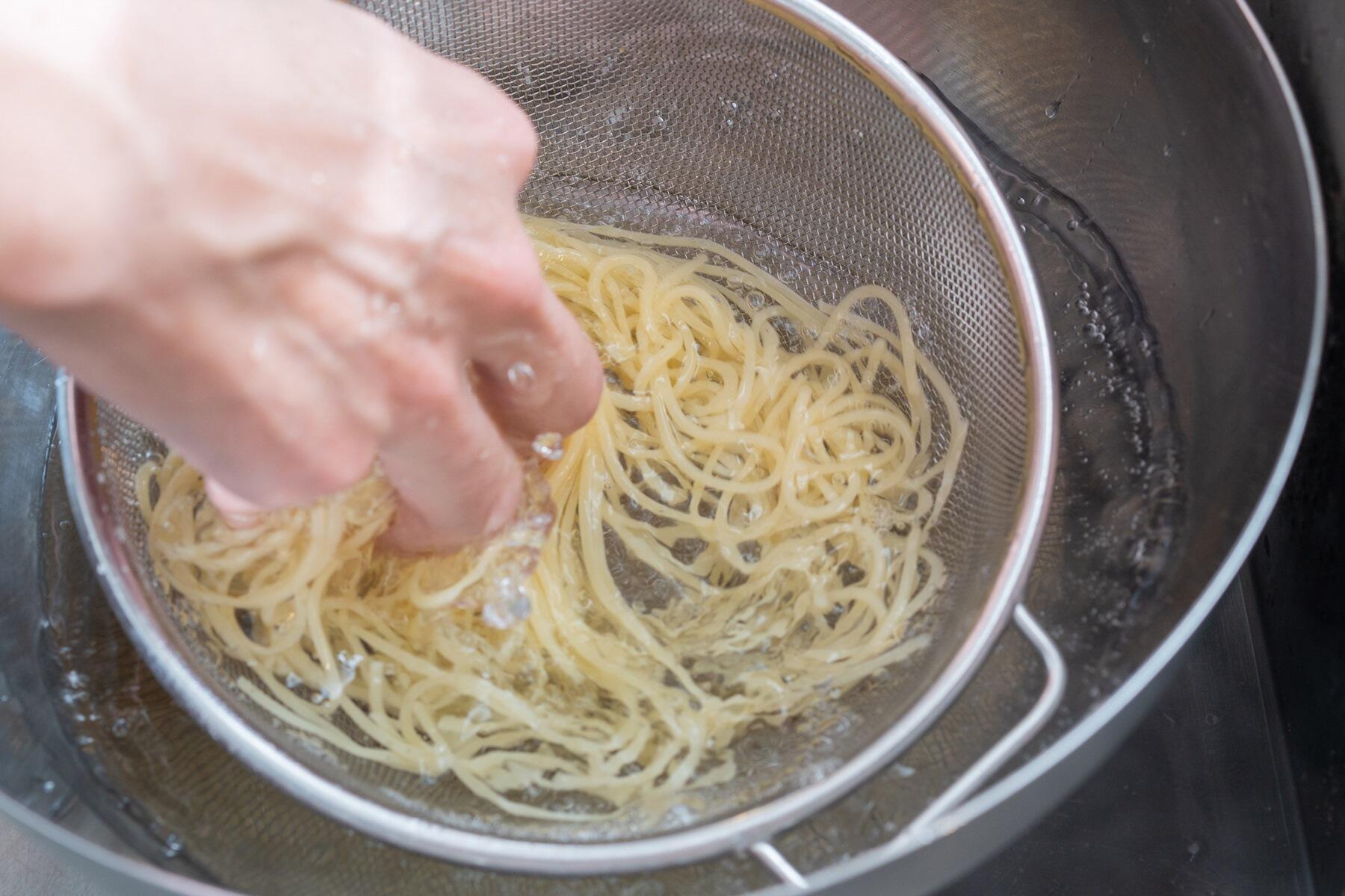 パスタを冷やす