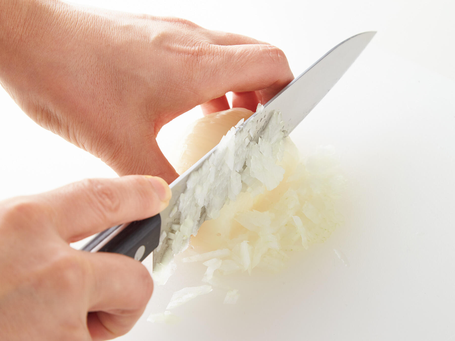 玉ねぎをカットする