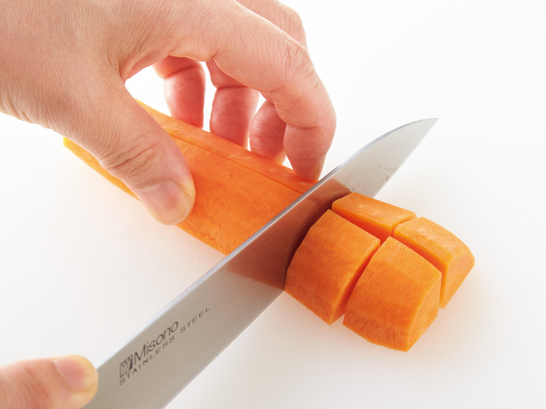 にんじんをカットする