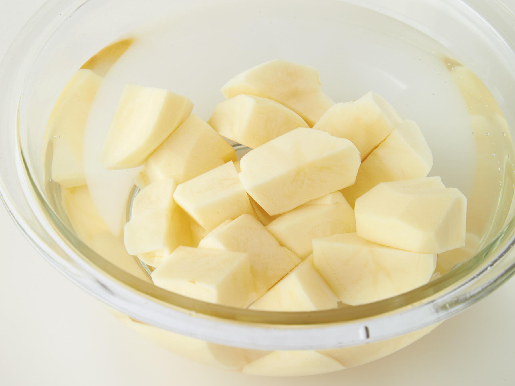 じゃがいもを水にさらす