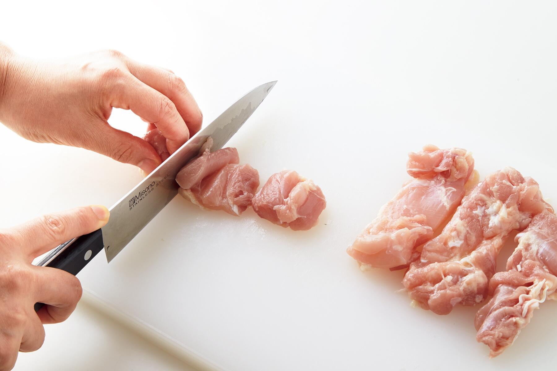 材料をカットする