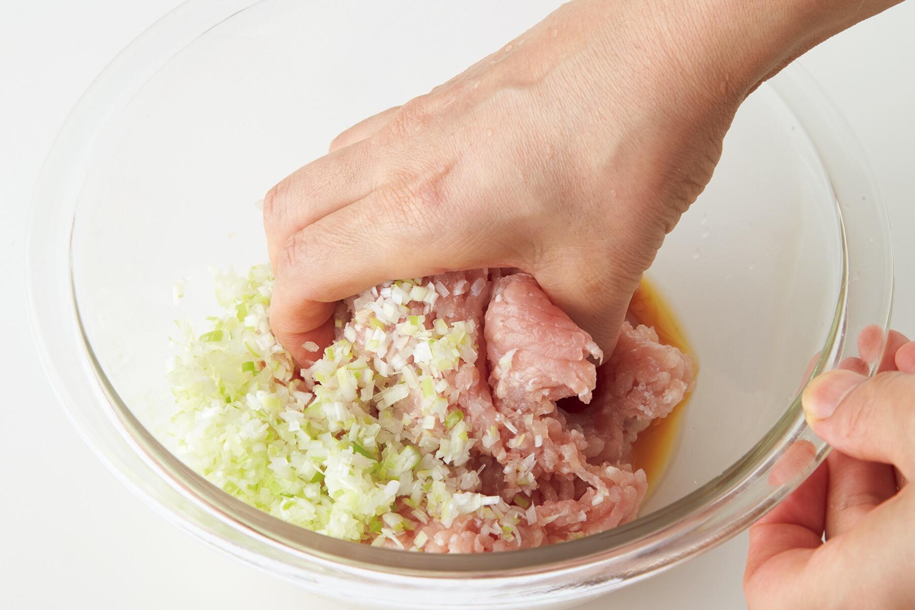 挽き肉を混ぜる