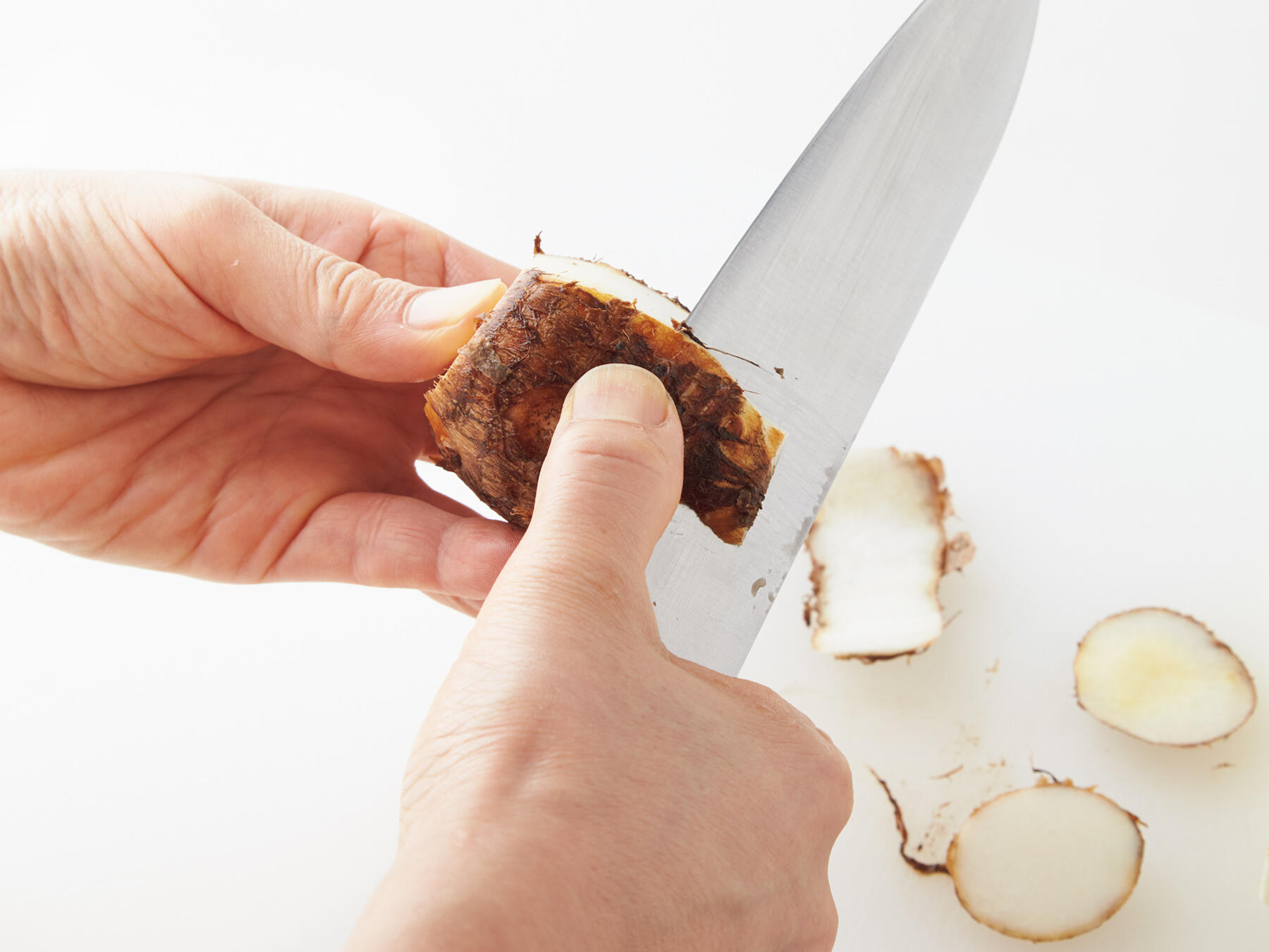 里芋をカットする