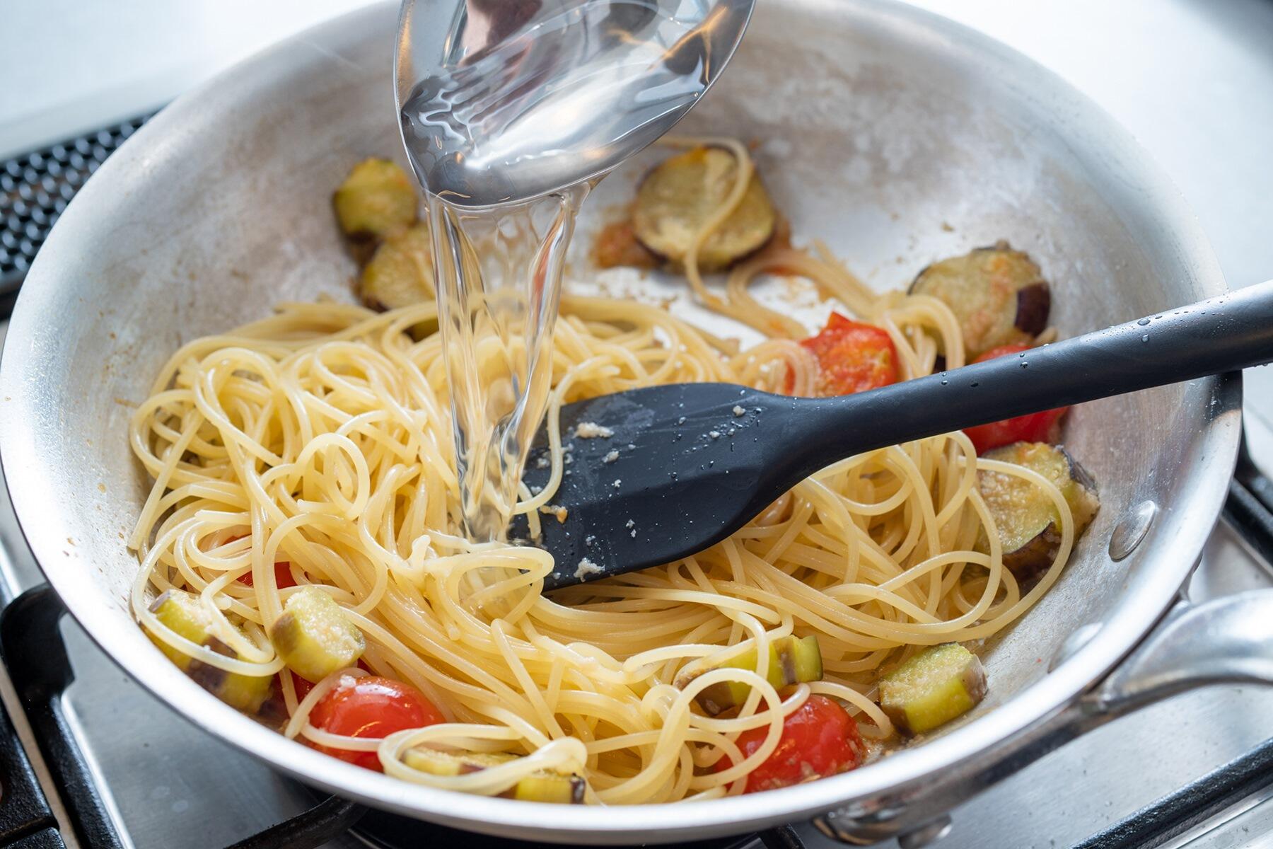 パスタを入れる