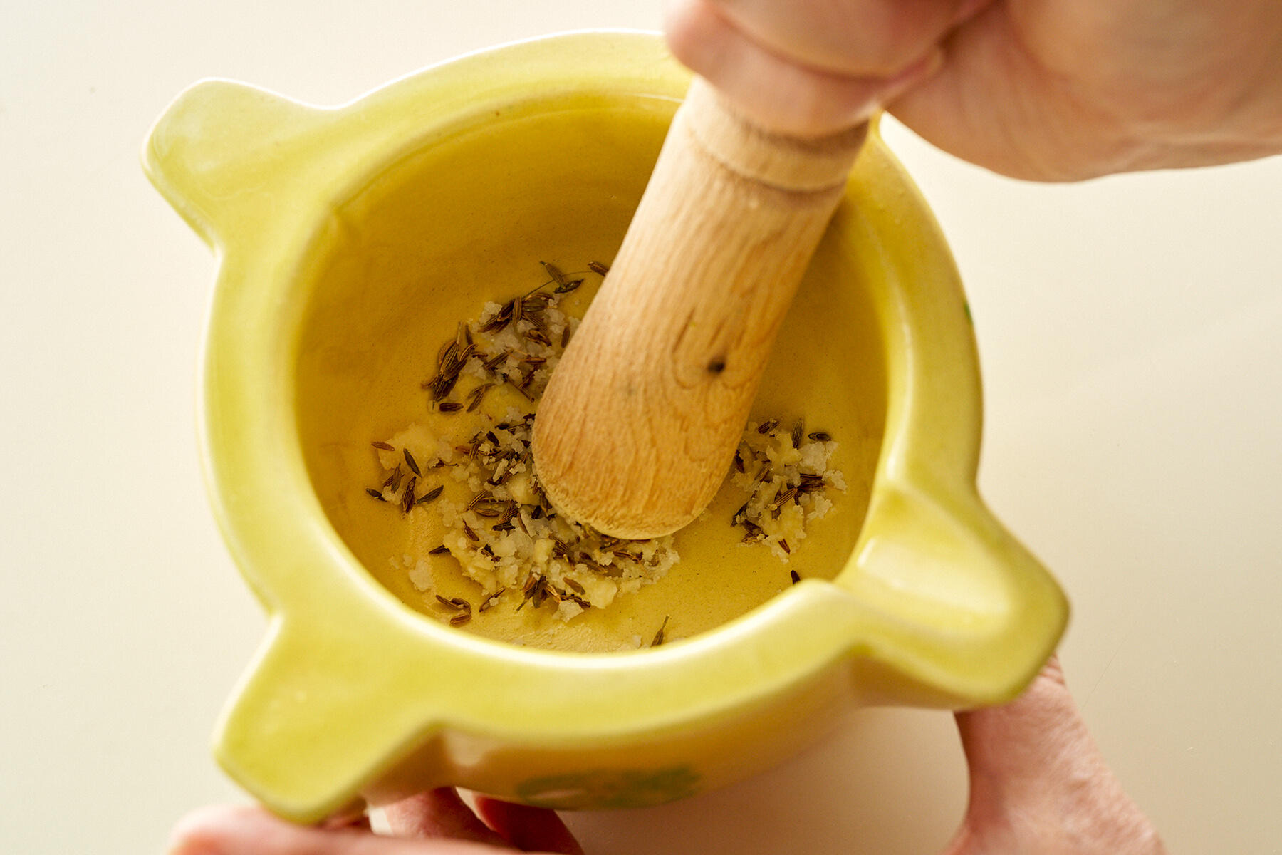 すりこ木でつぶす