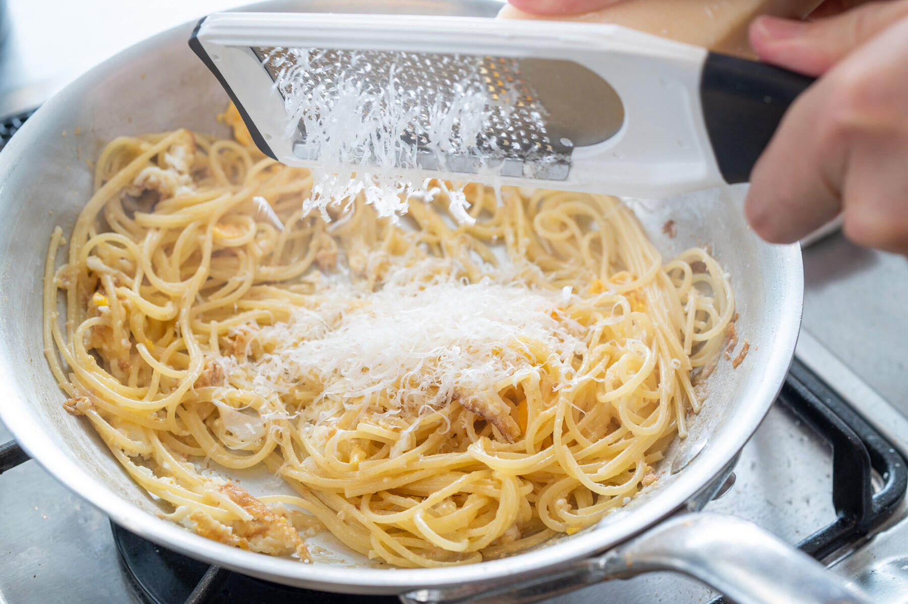 チーズを加える