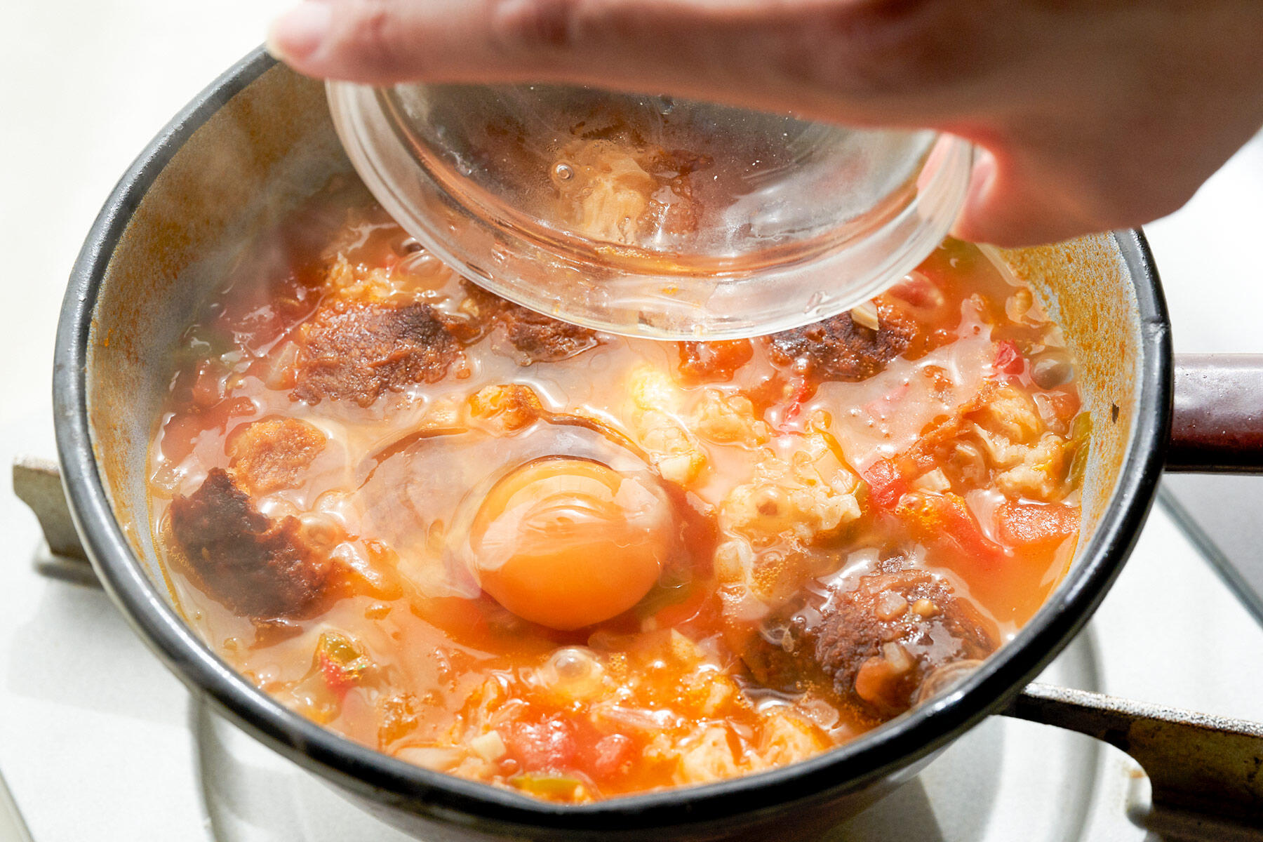 卵を落とし、さらに煮込む