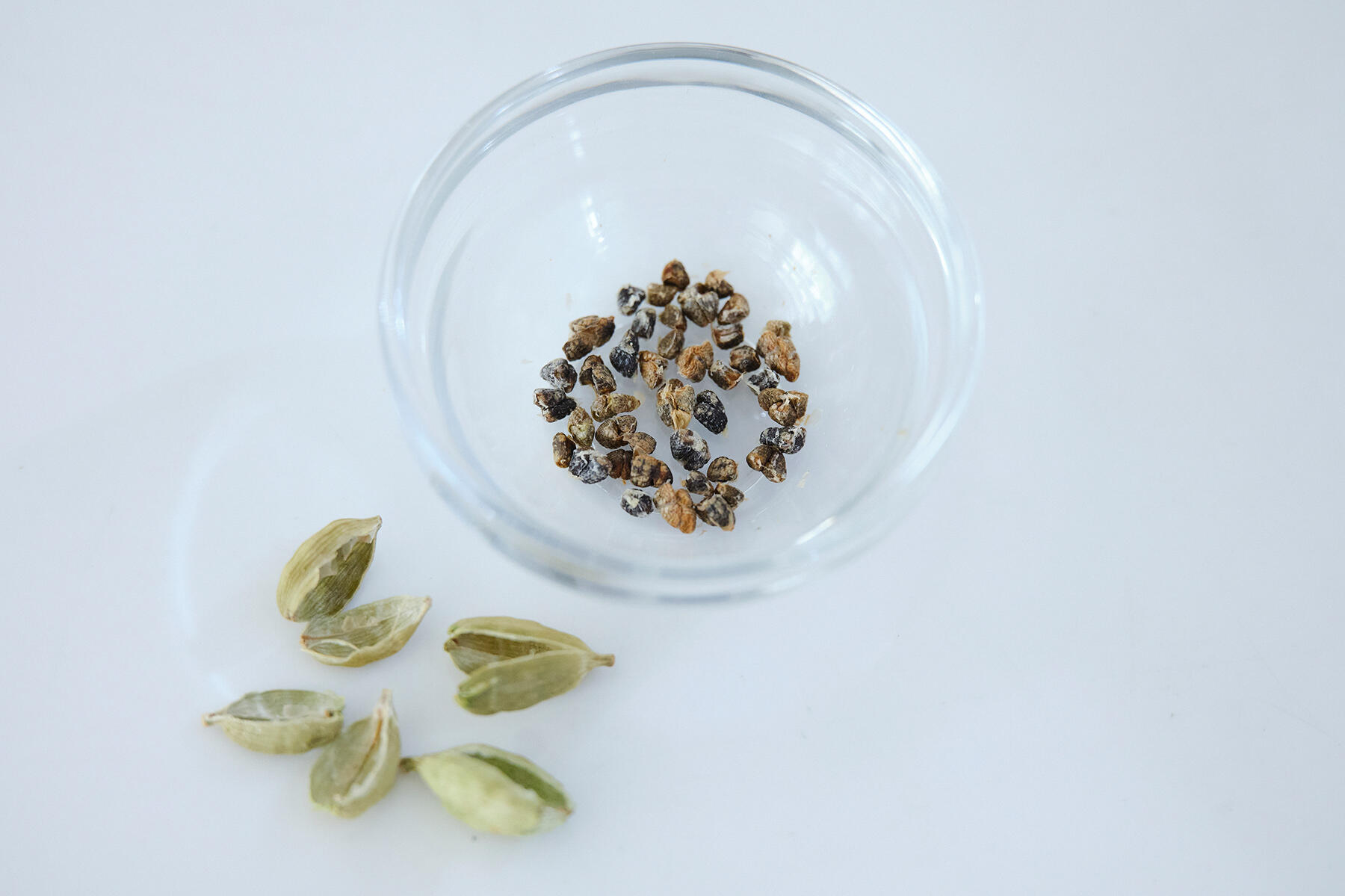 カルダモン・シードを取り出す