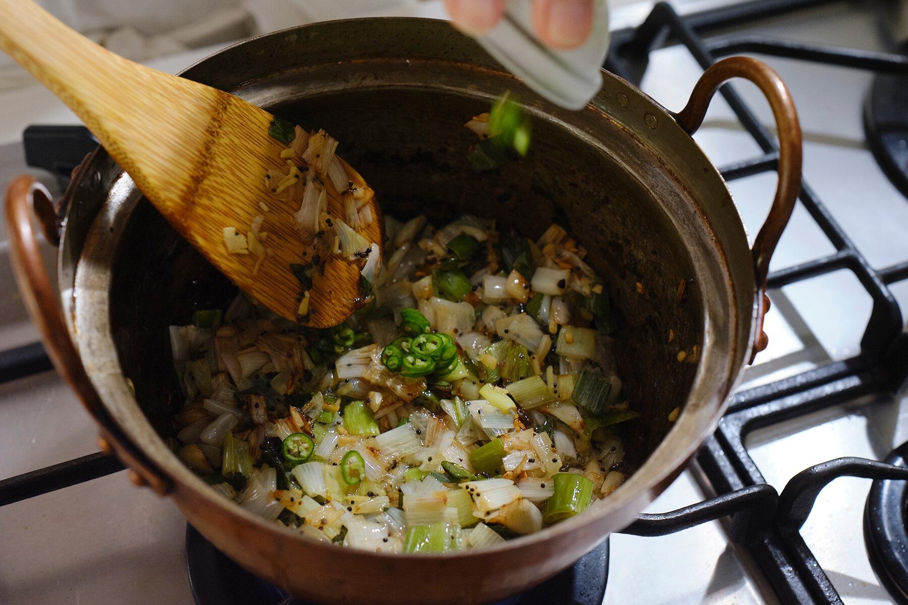 長ねぎを炒める