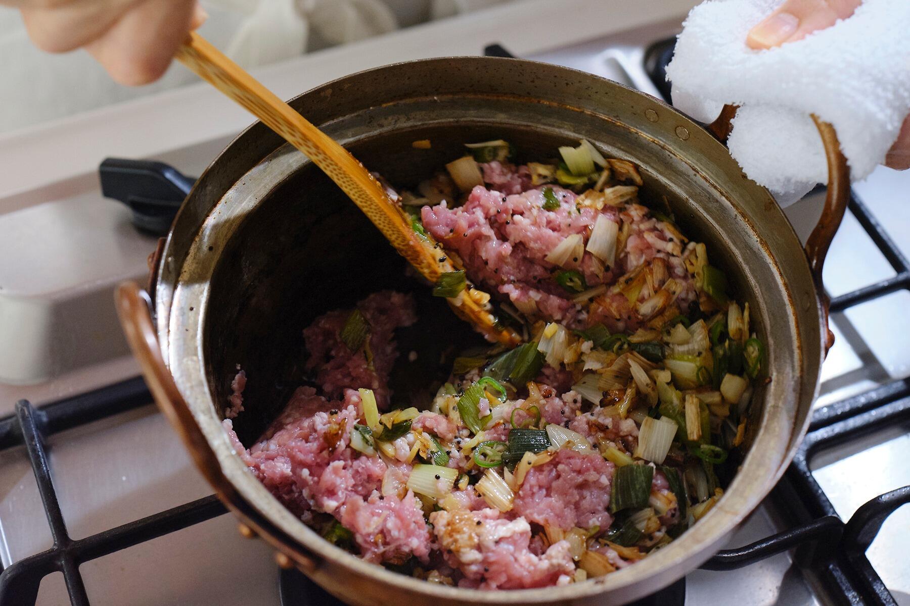 鶏挽き肉を加える