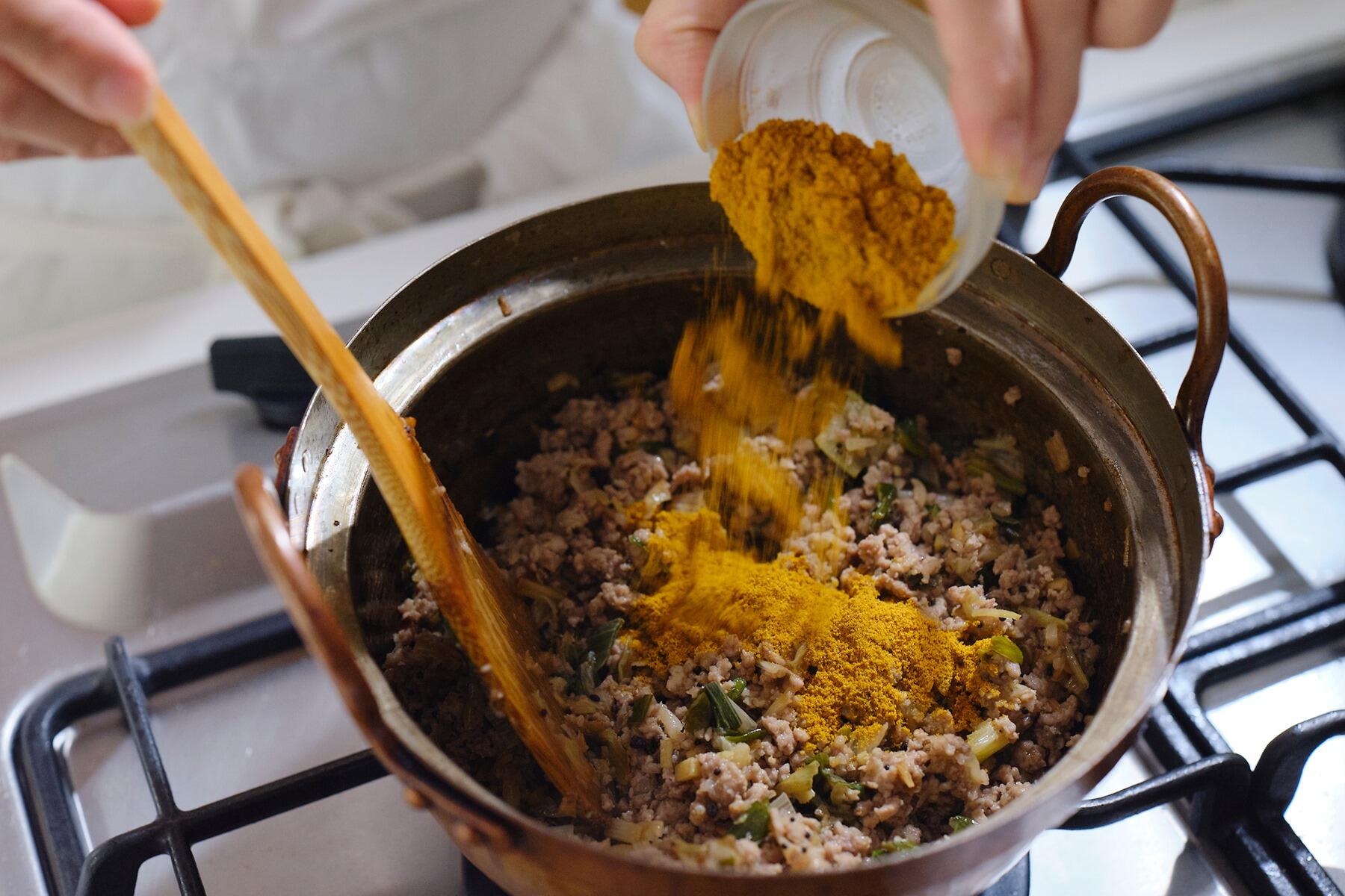 カレー粉を加える