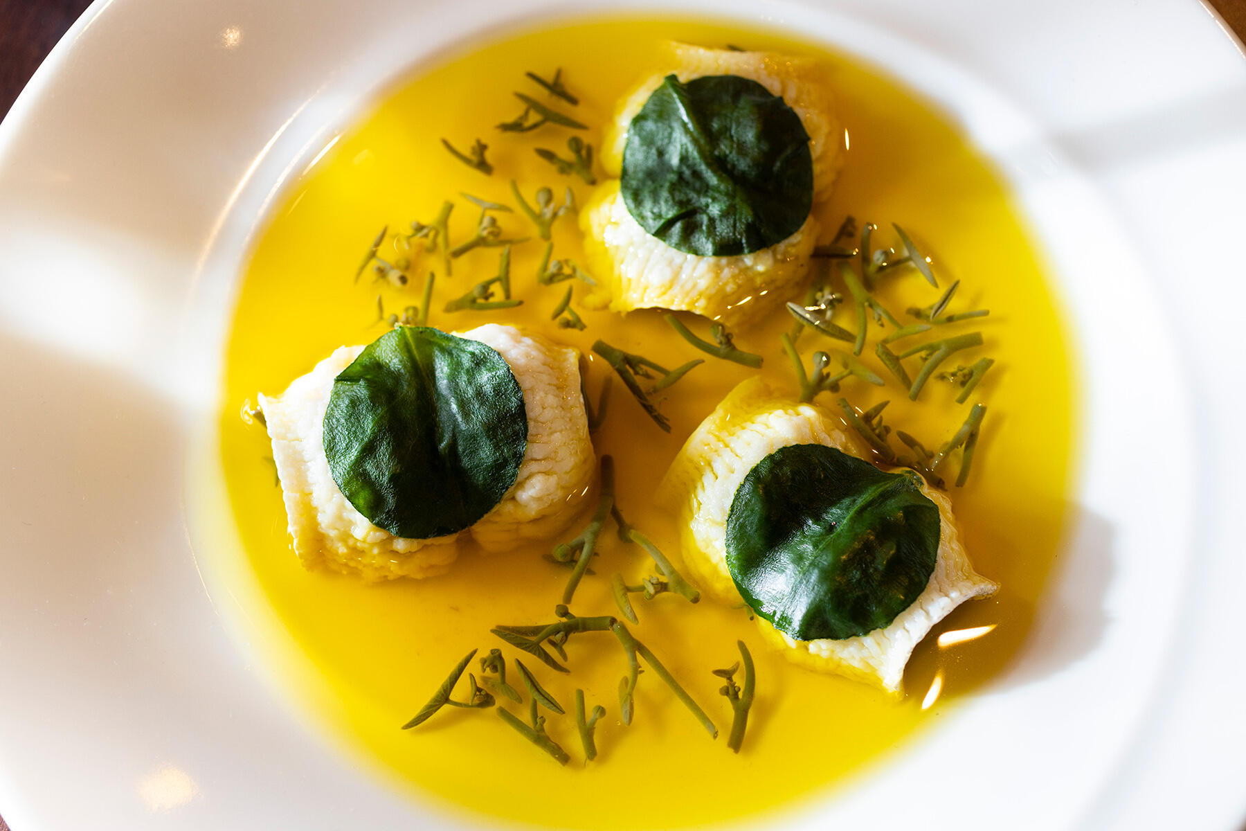 ハモとじゅん菜のスープ サフラン風味