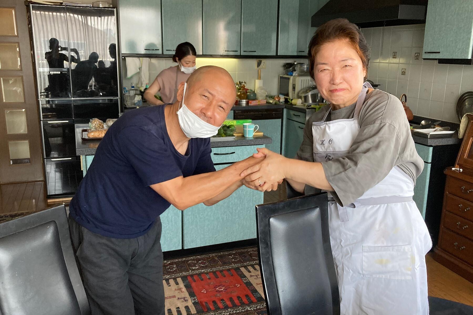 握手するカメラマンと荻野恭子先生