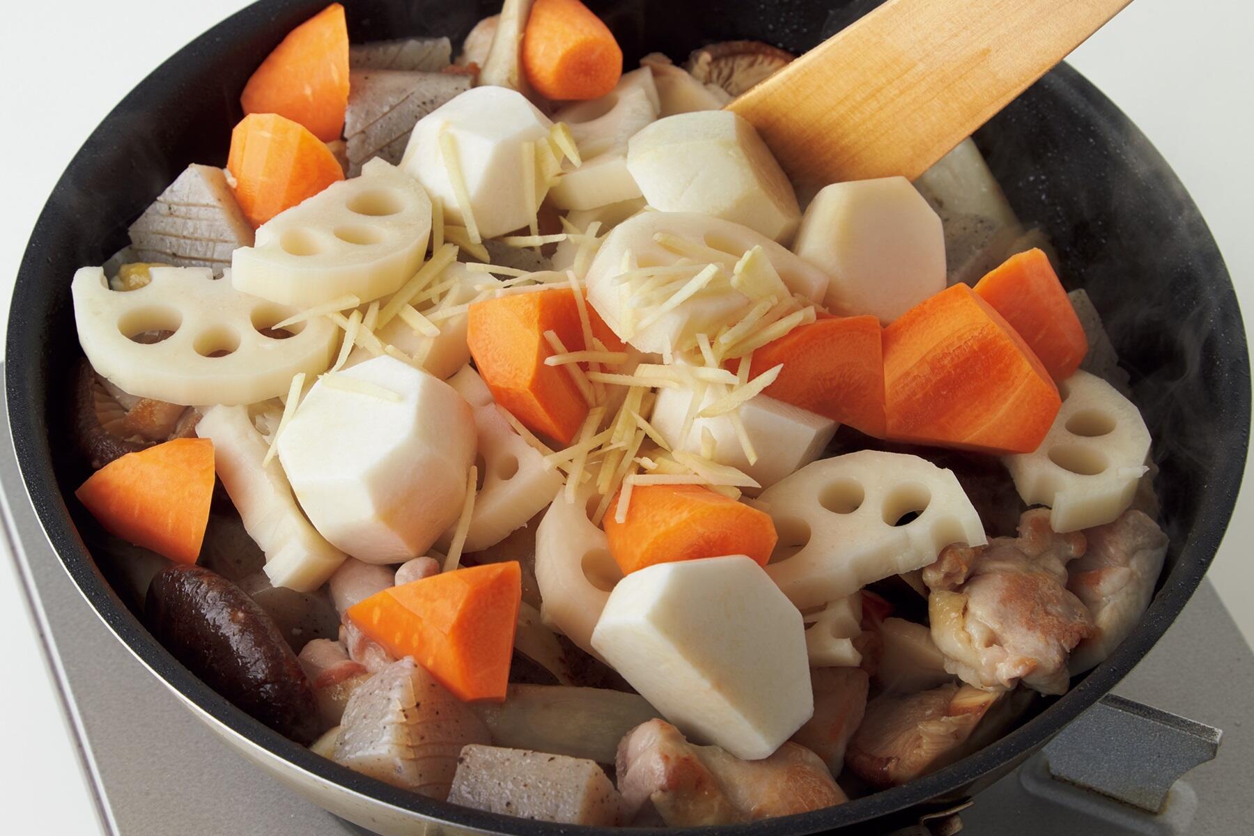 絹さや以外を加えて炒める