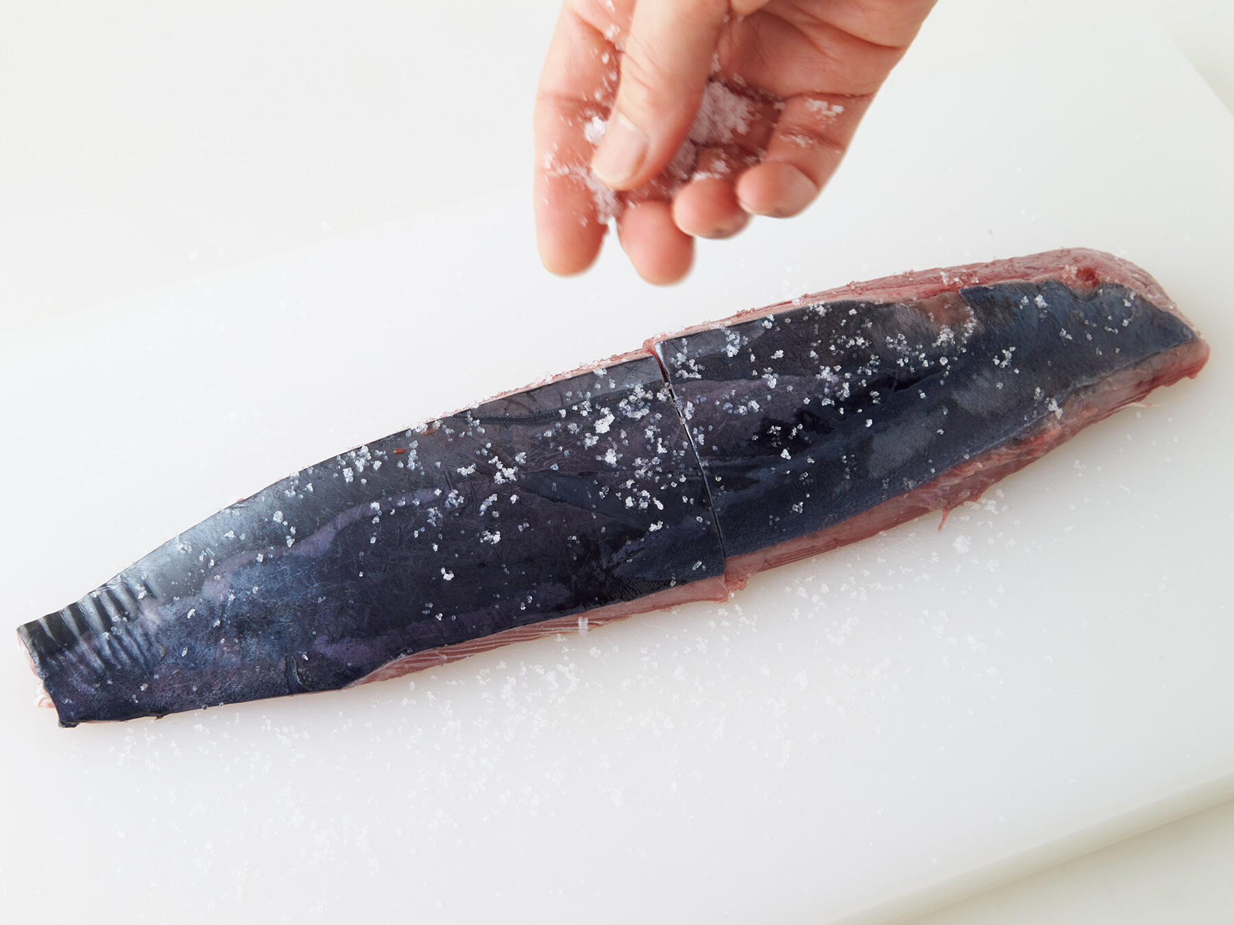 カツオに塩をふる