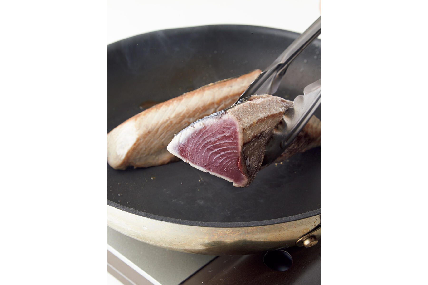 カツオの表面を焼く