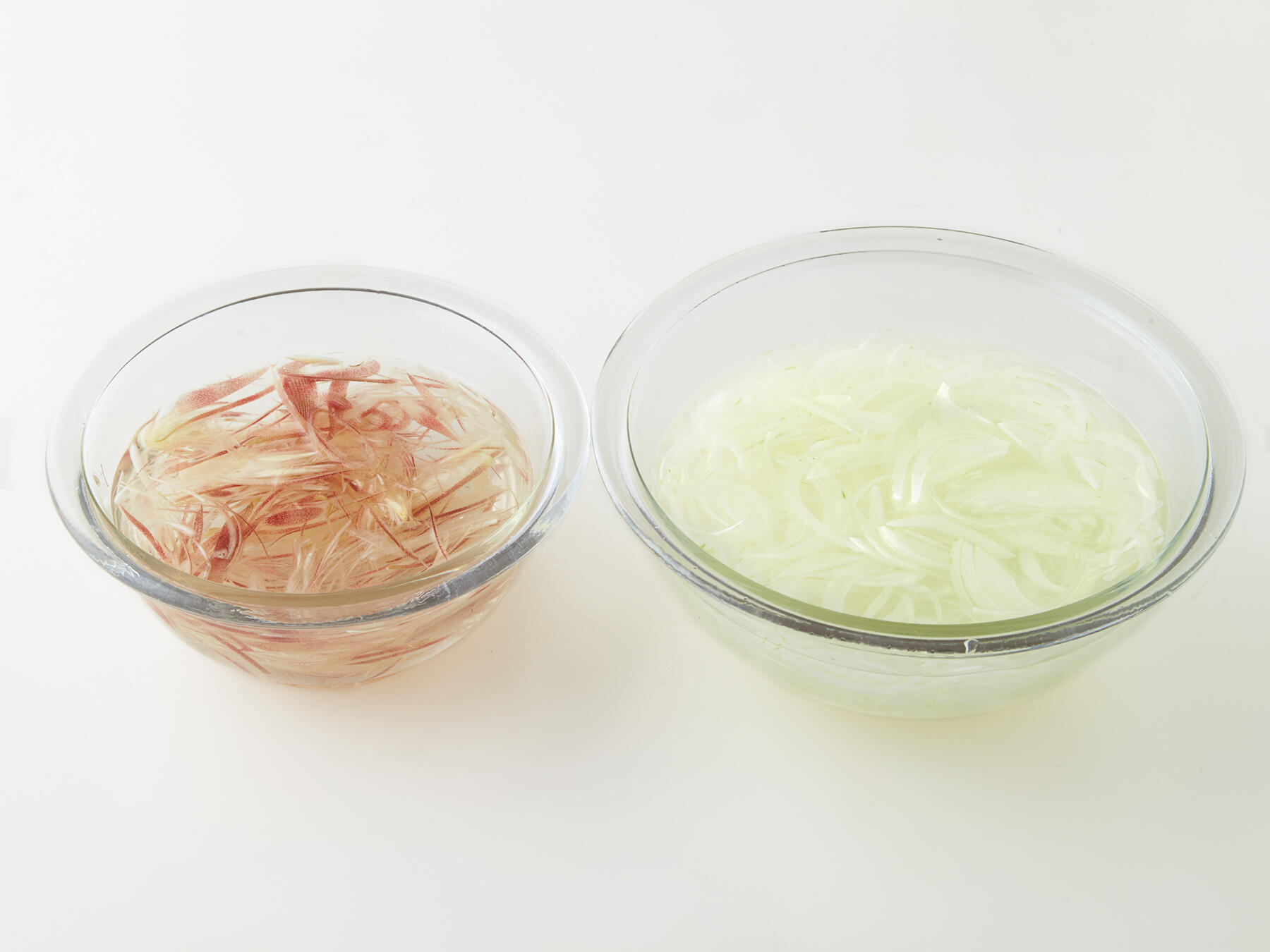 みょうがと玉ねぎを冷水にさらす