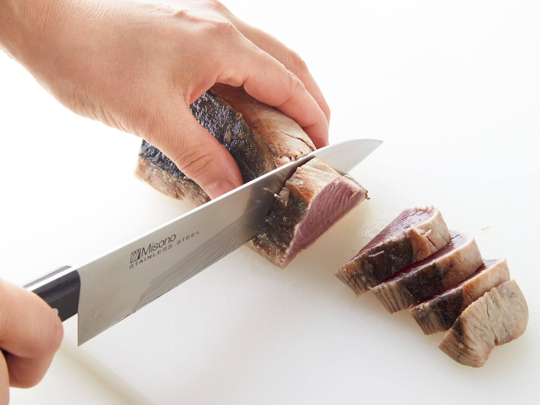 カツオを切る