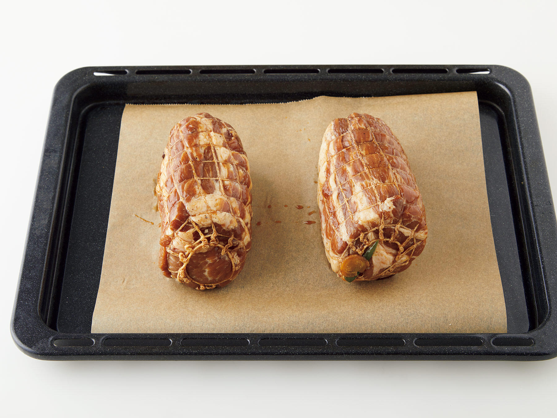 オーブンの天板に豚肉を並べる