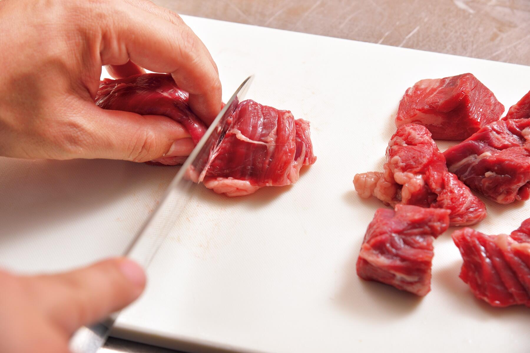 肉を切る