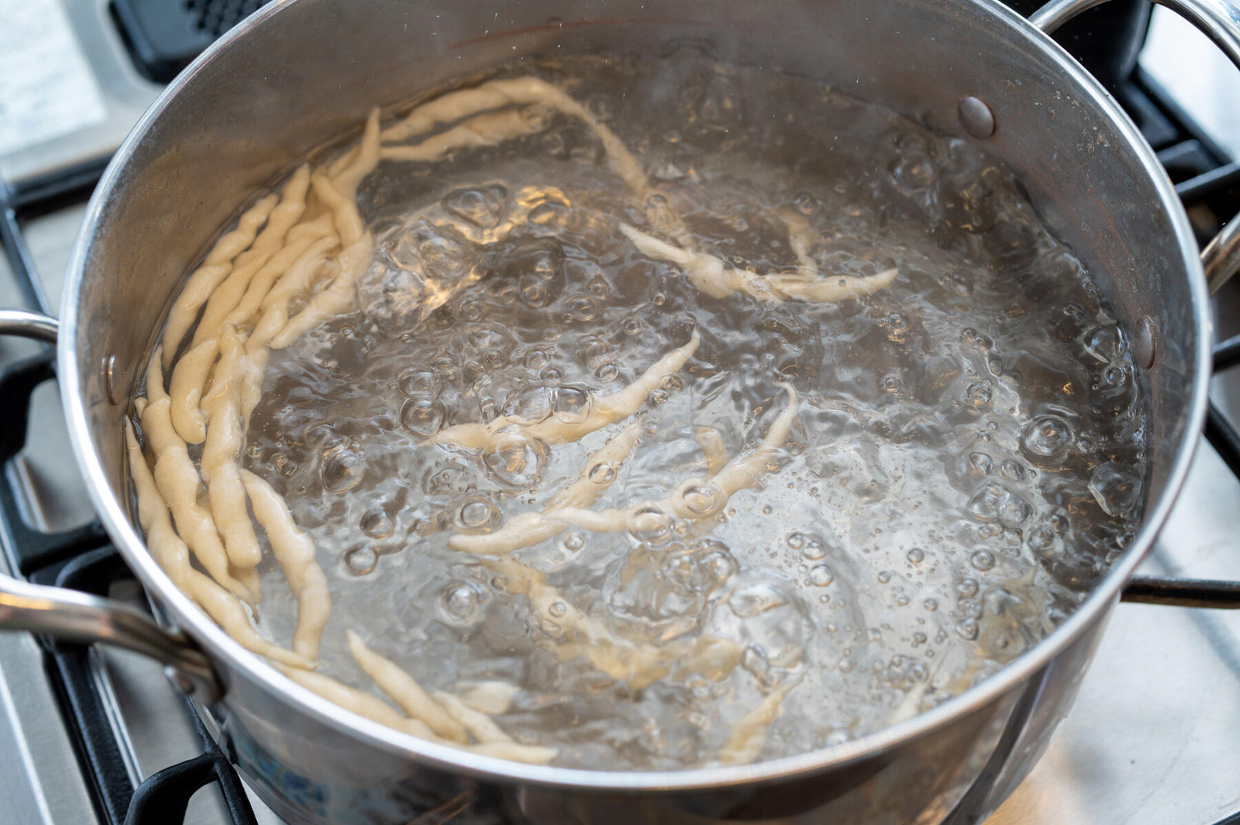 パスタをゆでる