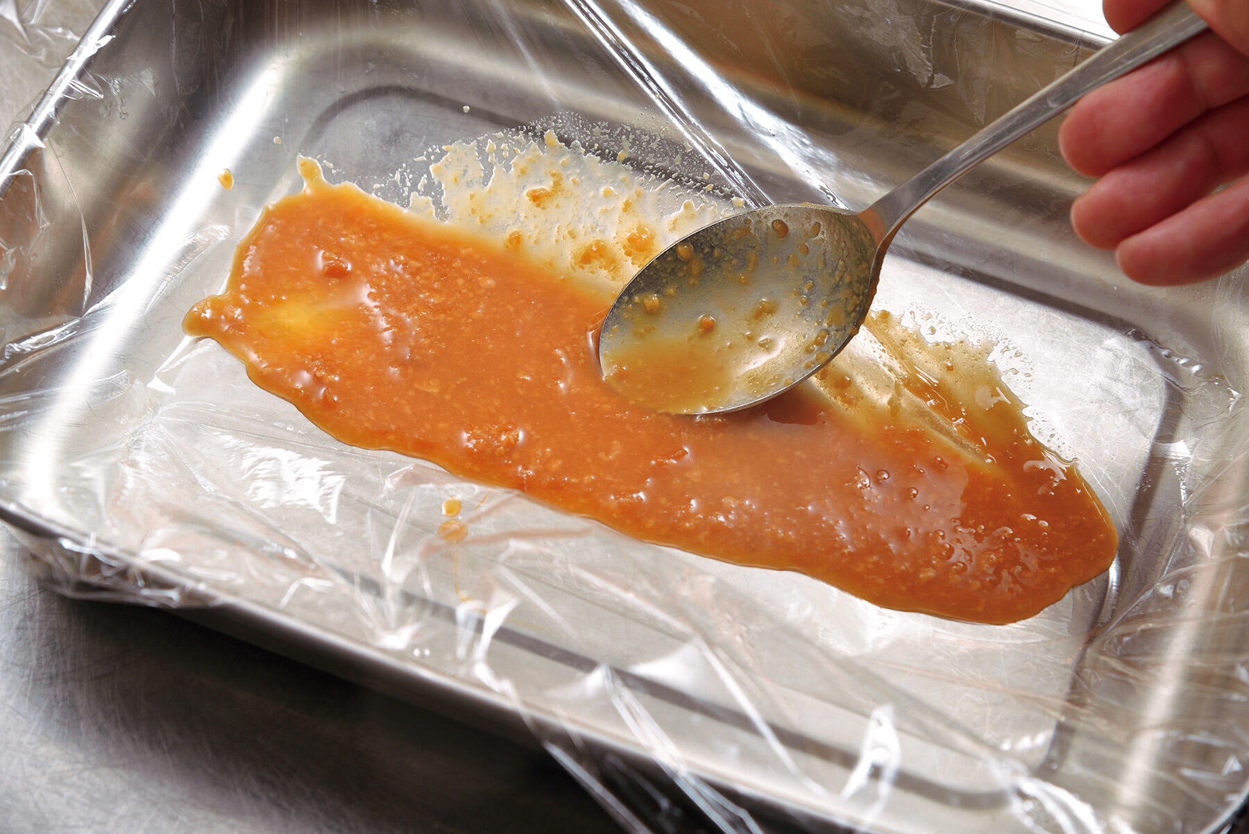 バットに味噌ダレをのばす