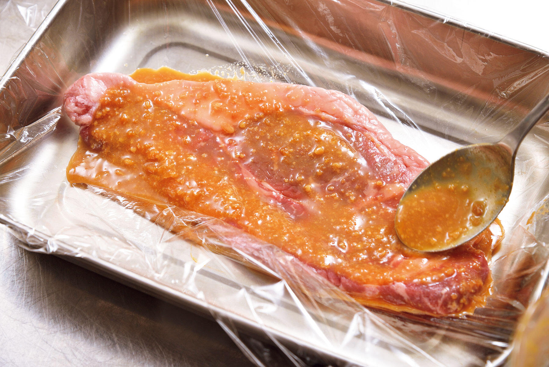 肉に味噌ダレを塗る