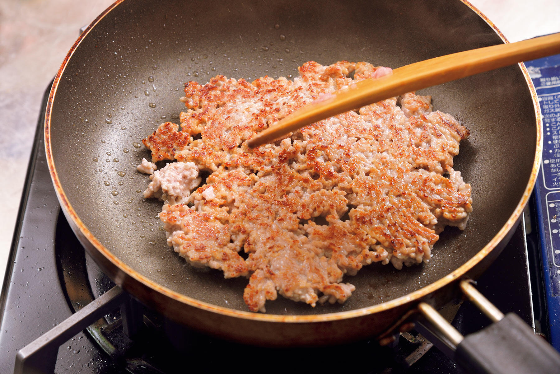 挽き肉を焼く