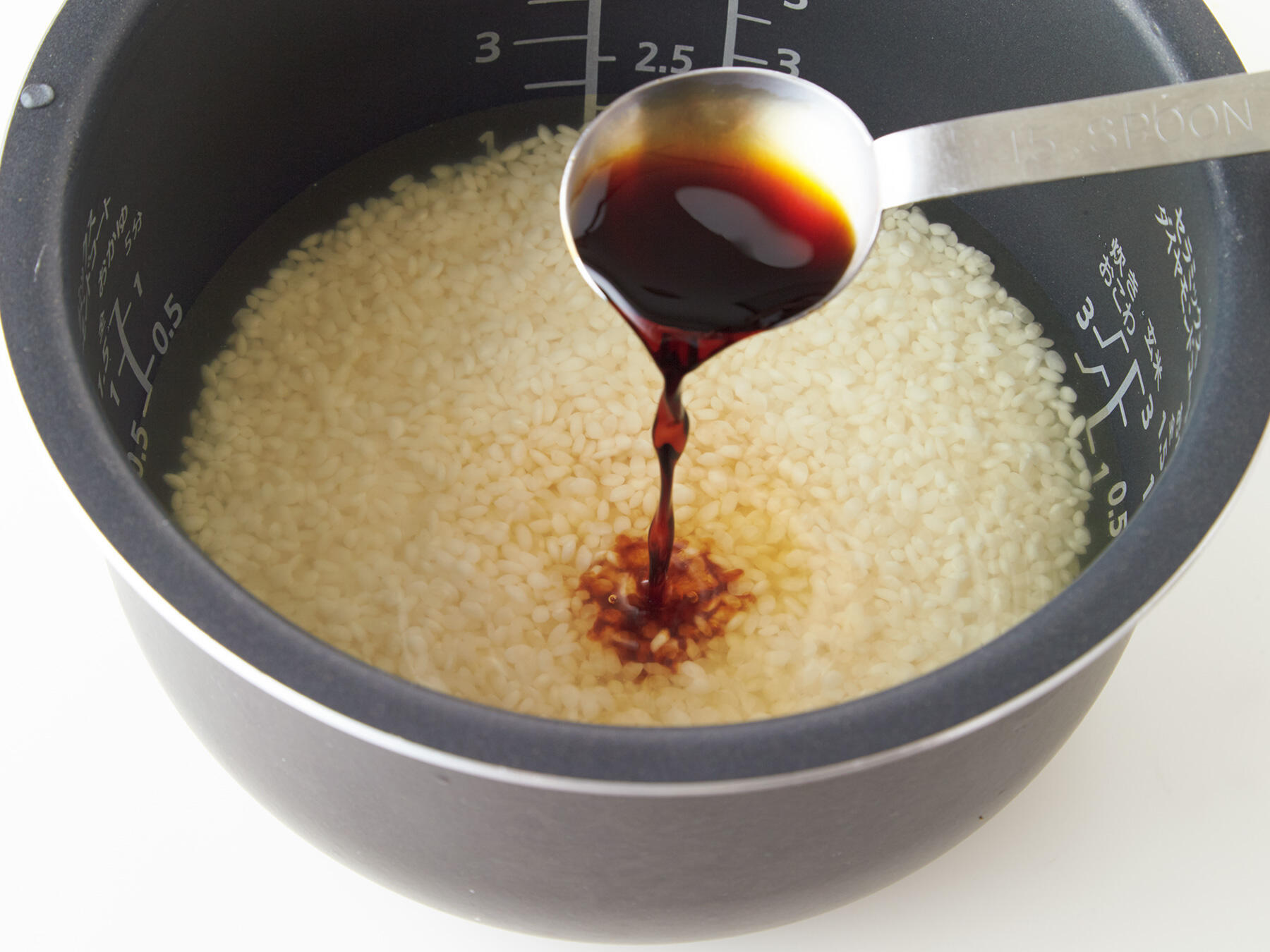 米と調味料を混ぜる