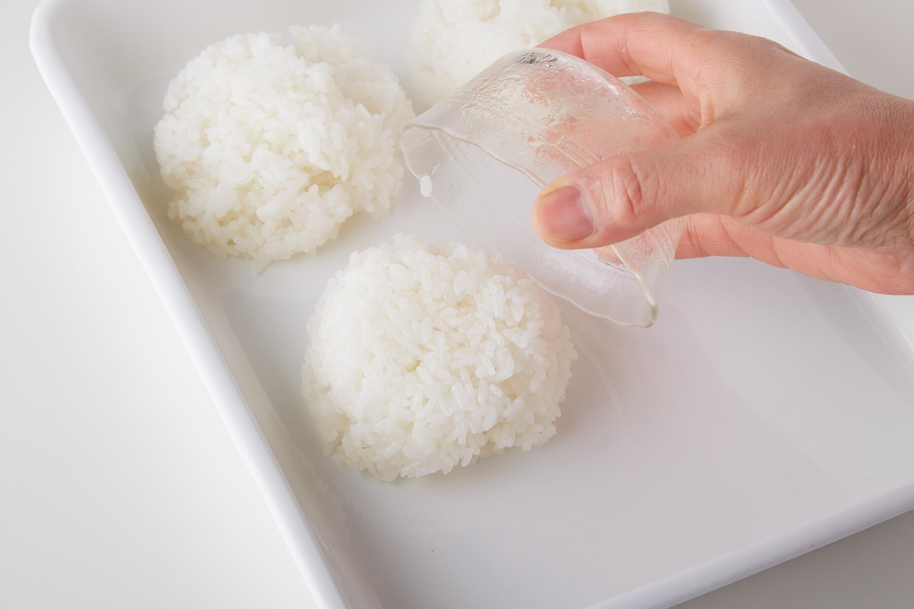 ご飯をバットに移す