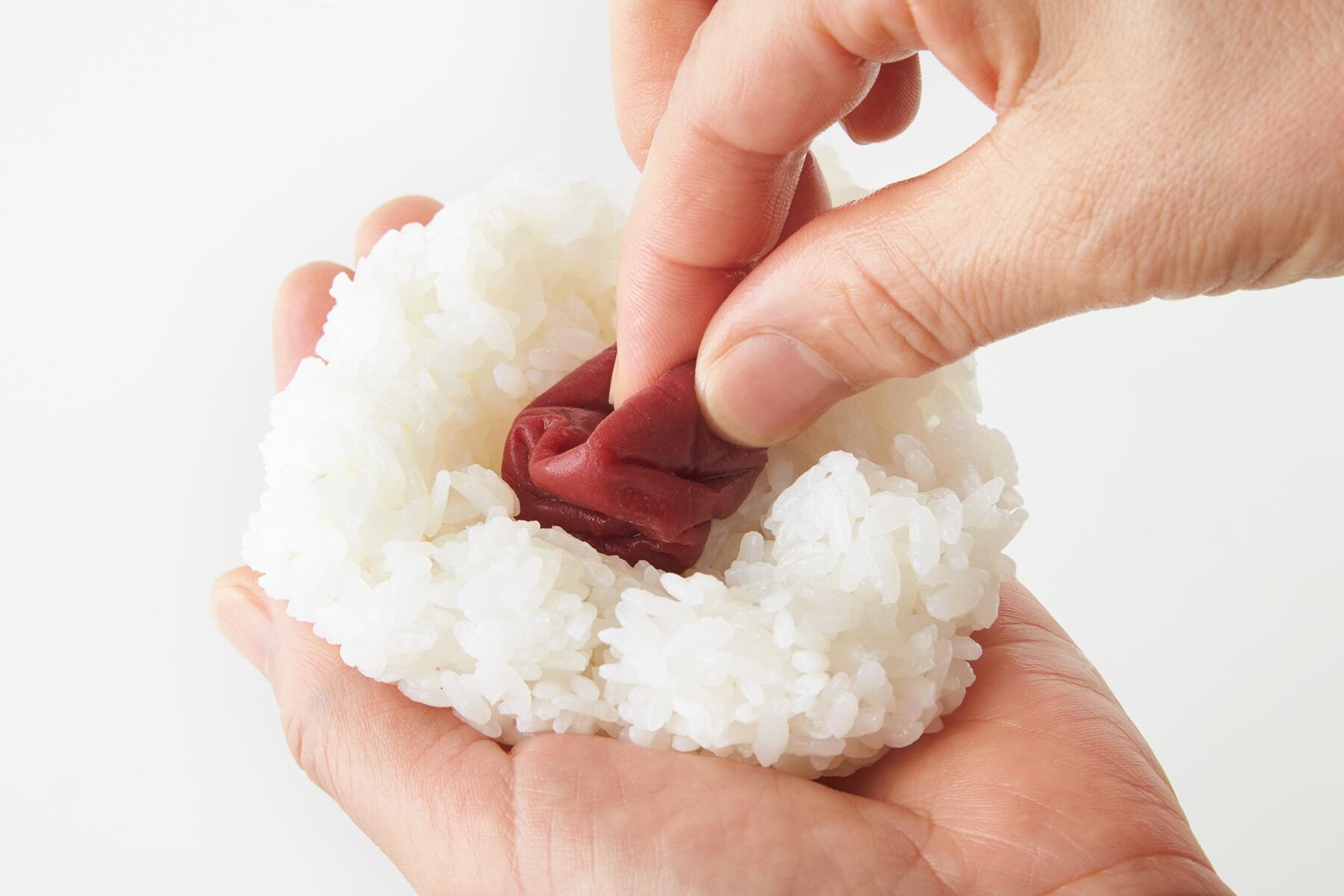 ご飯に梅干しをおく