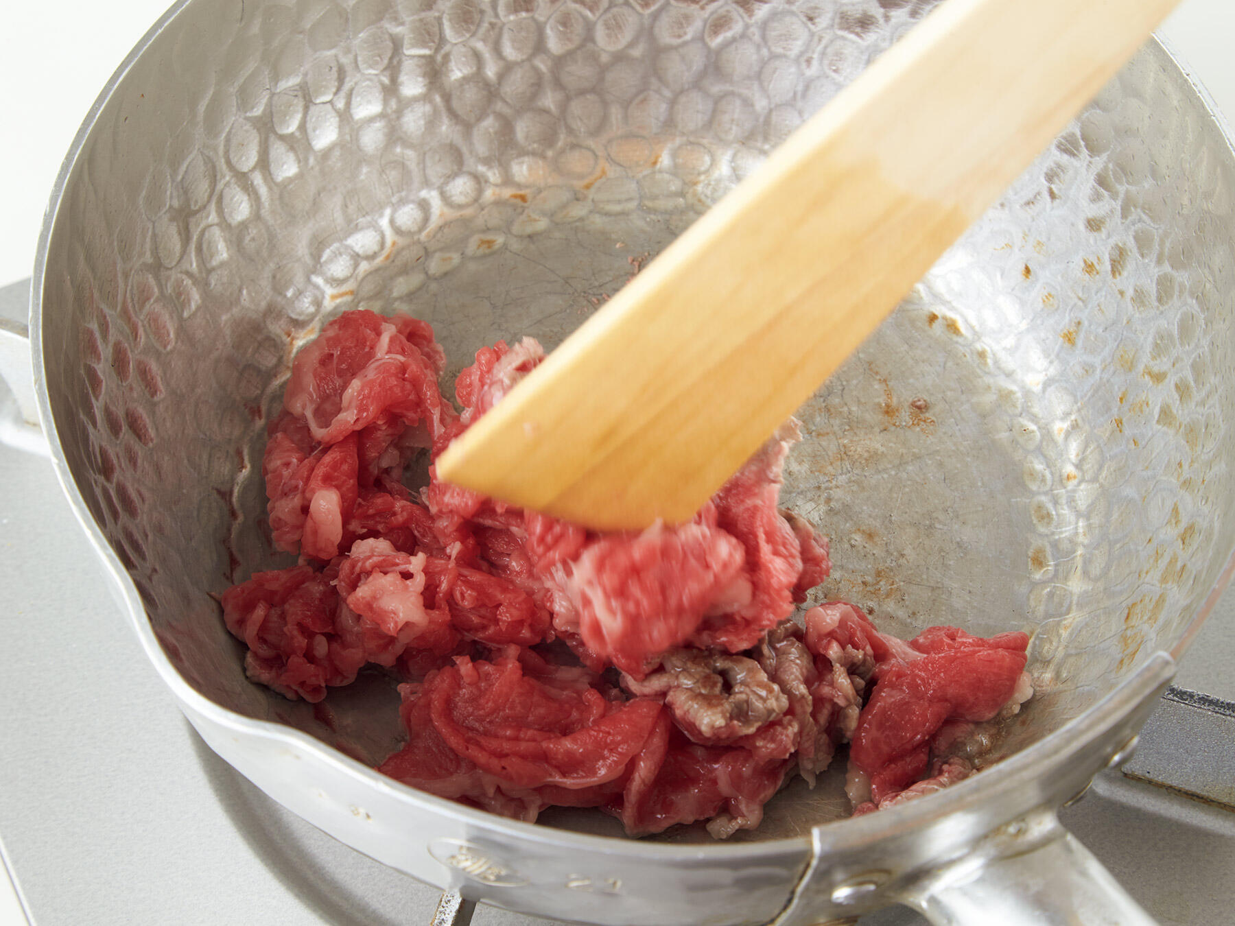 牛肉を炒める