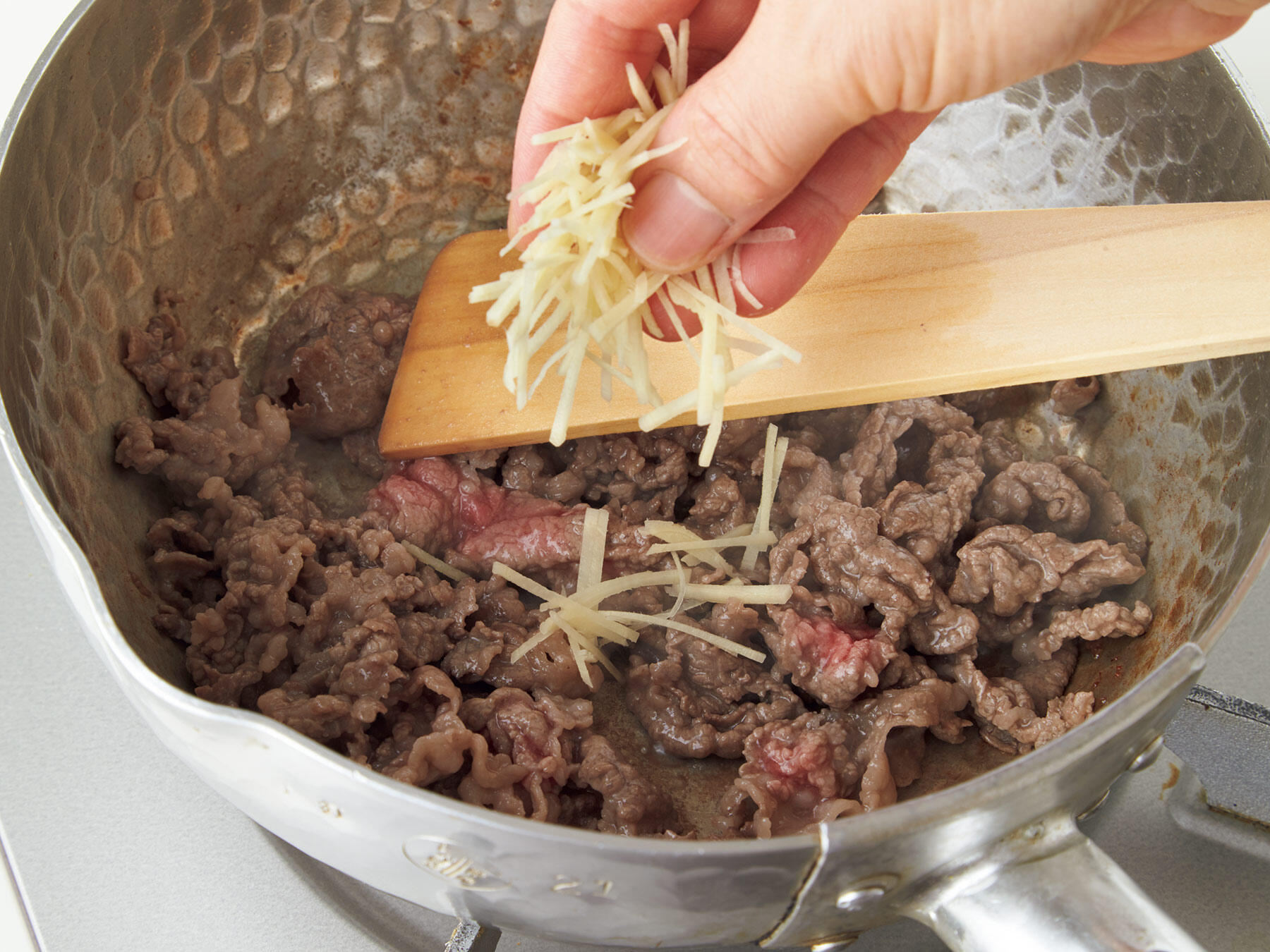 生姜としめじを加える