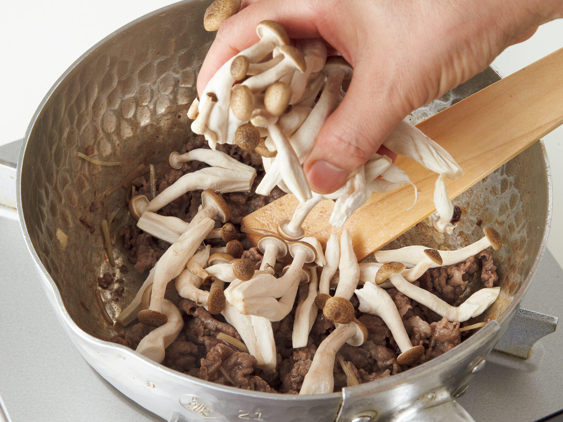 生姜としめじを加える