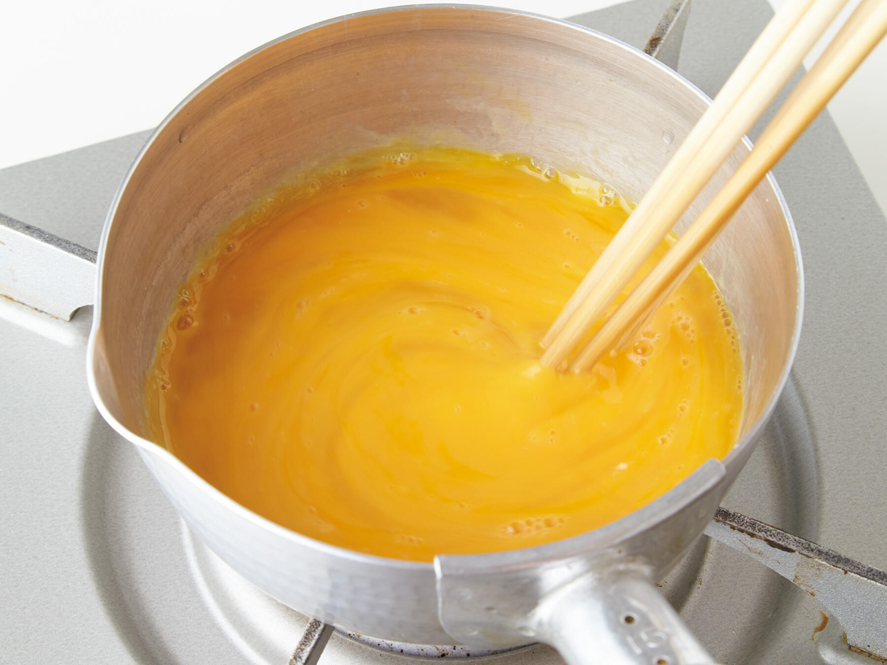 炒り卵をつくる