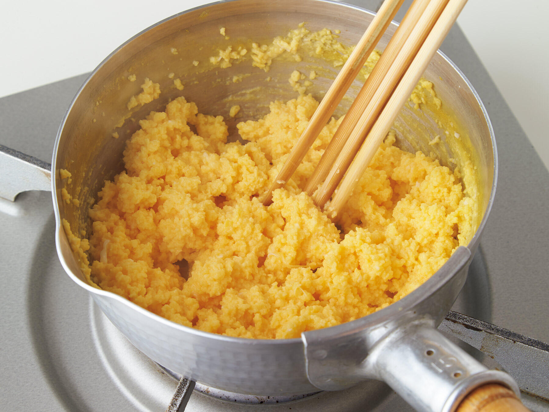 炒り卵をつくる