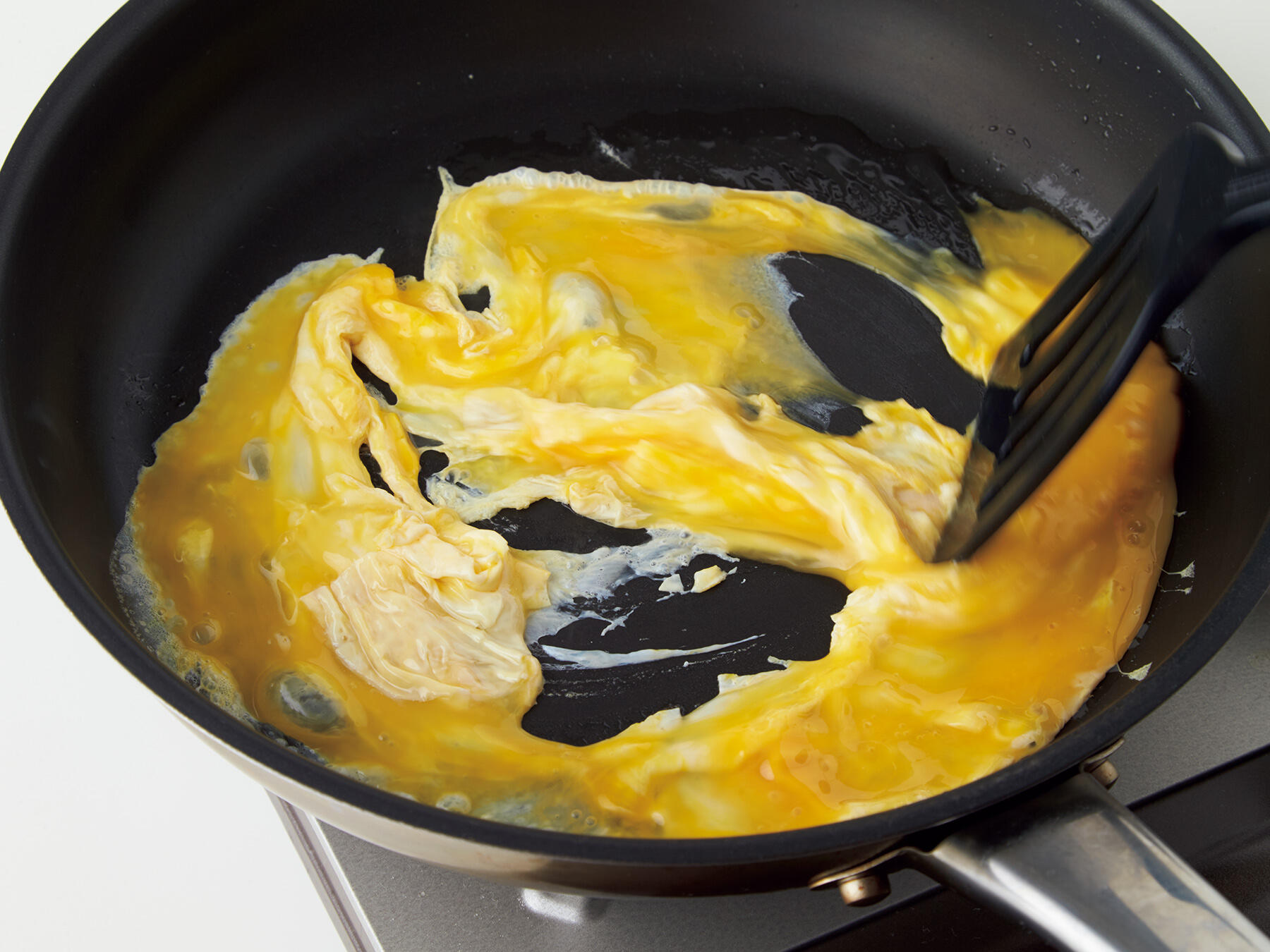 炒り卵をつくる