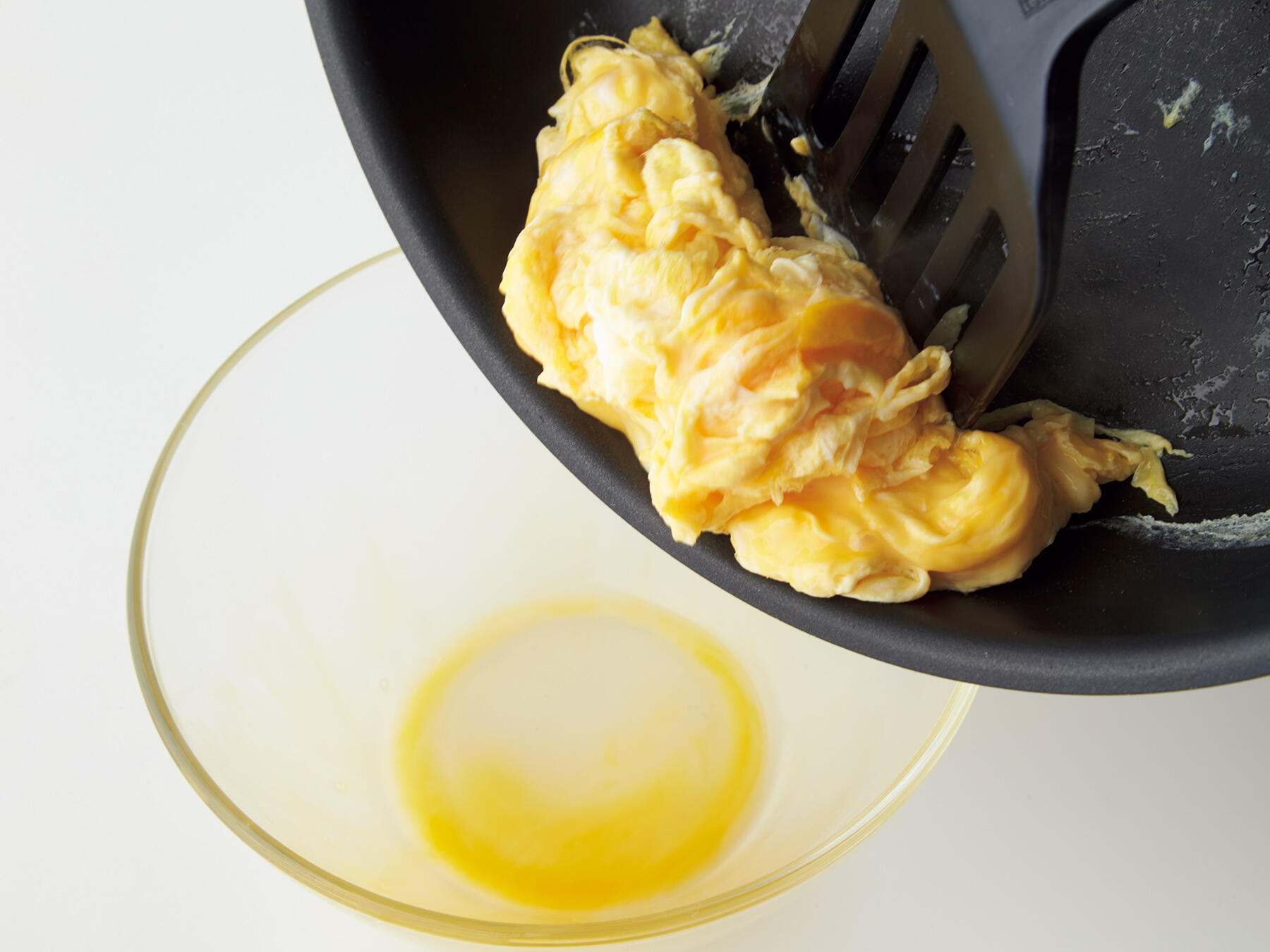 炒り卵をつくる