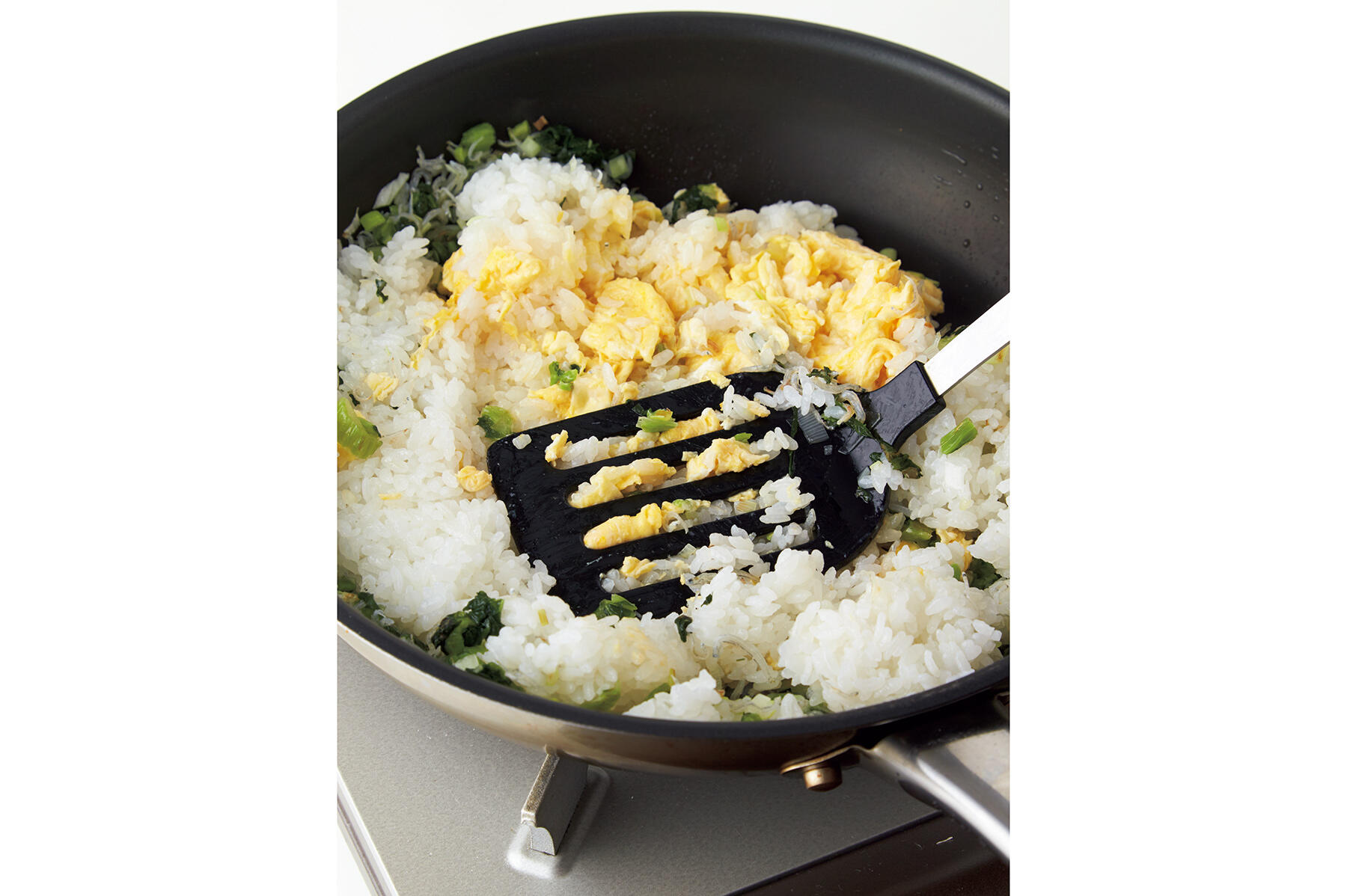 ご飯を加え、炒め合わせる