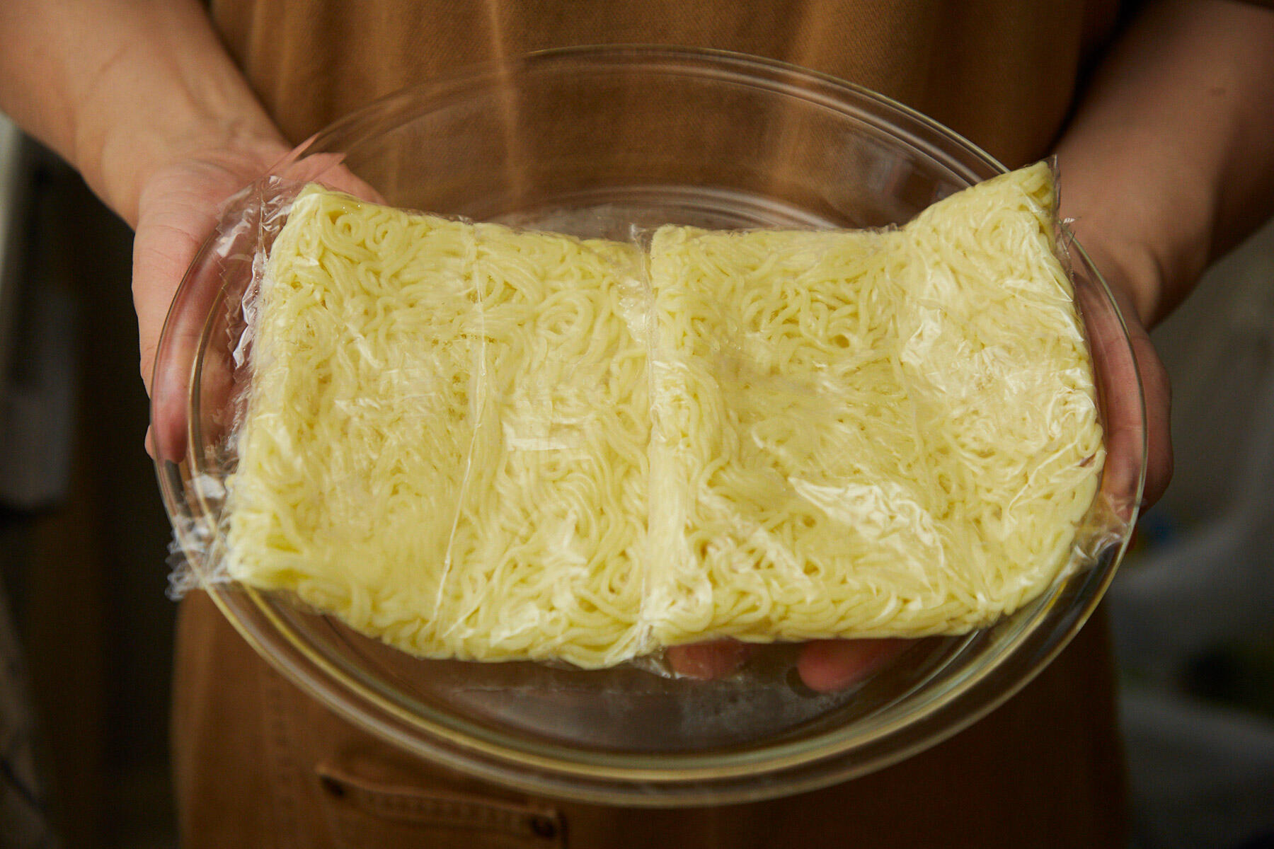 麺を電子レンジにかける