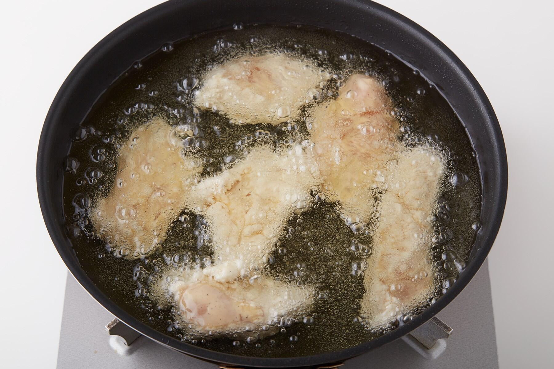 鶏肉を1切れずつ揚げる
