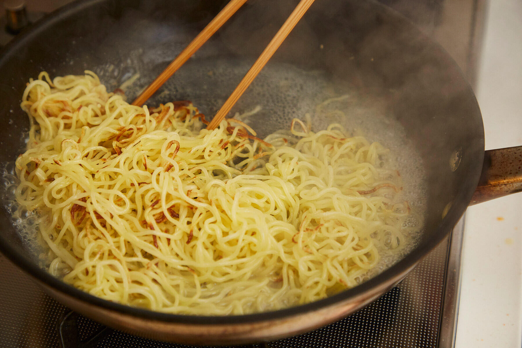 麺とバターを和える