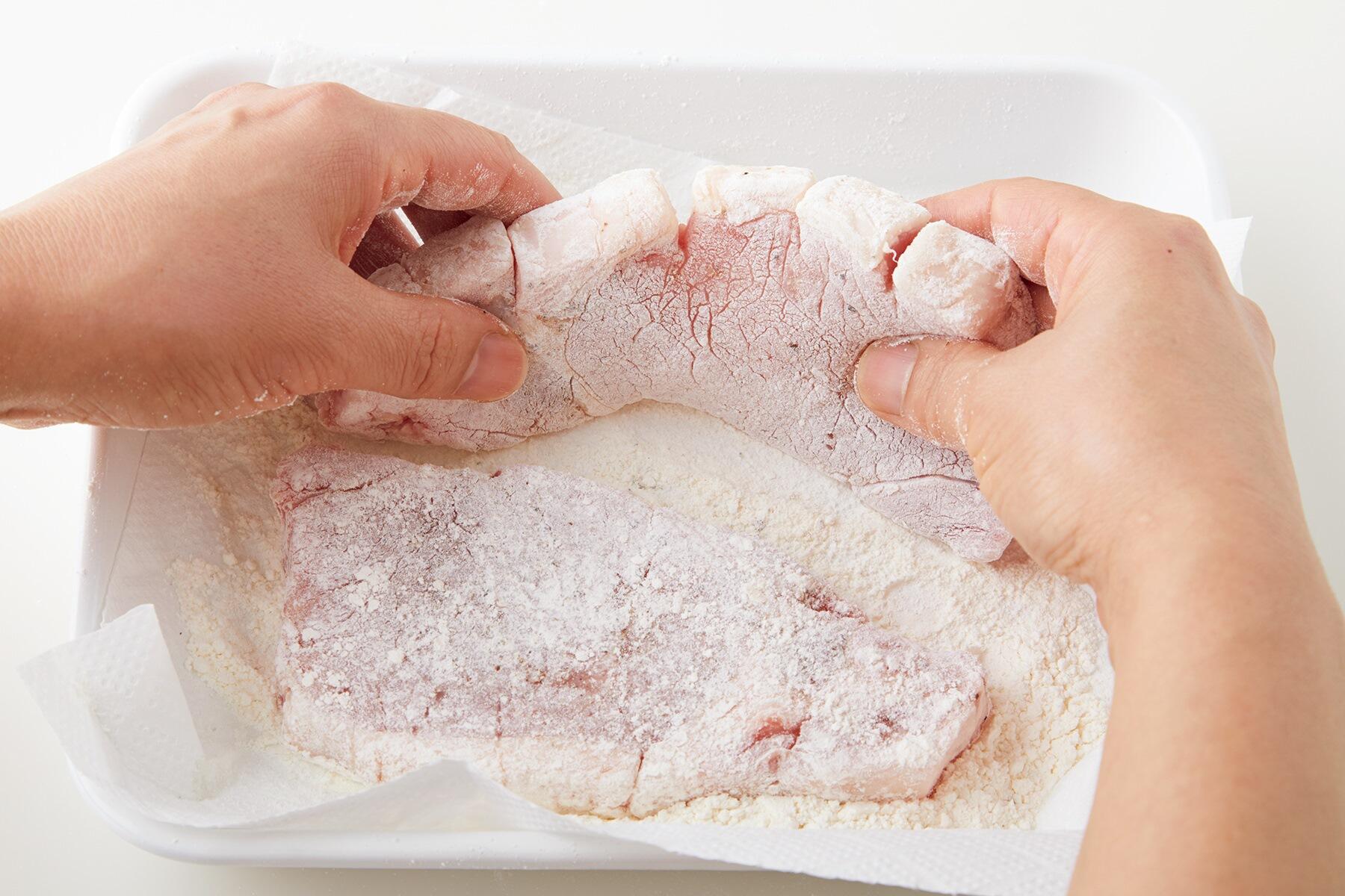 豚肉に小麦粉をつける